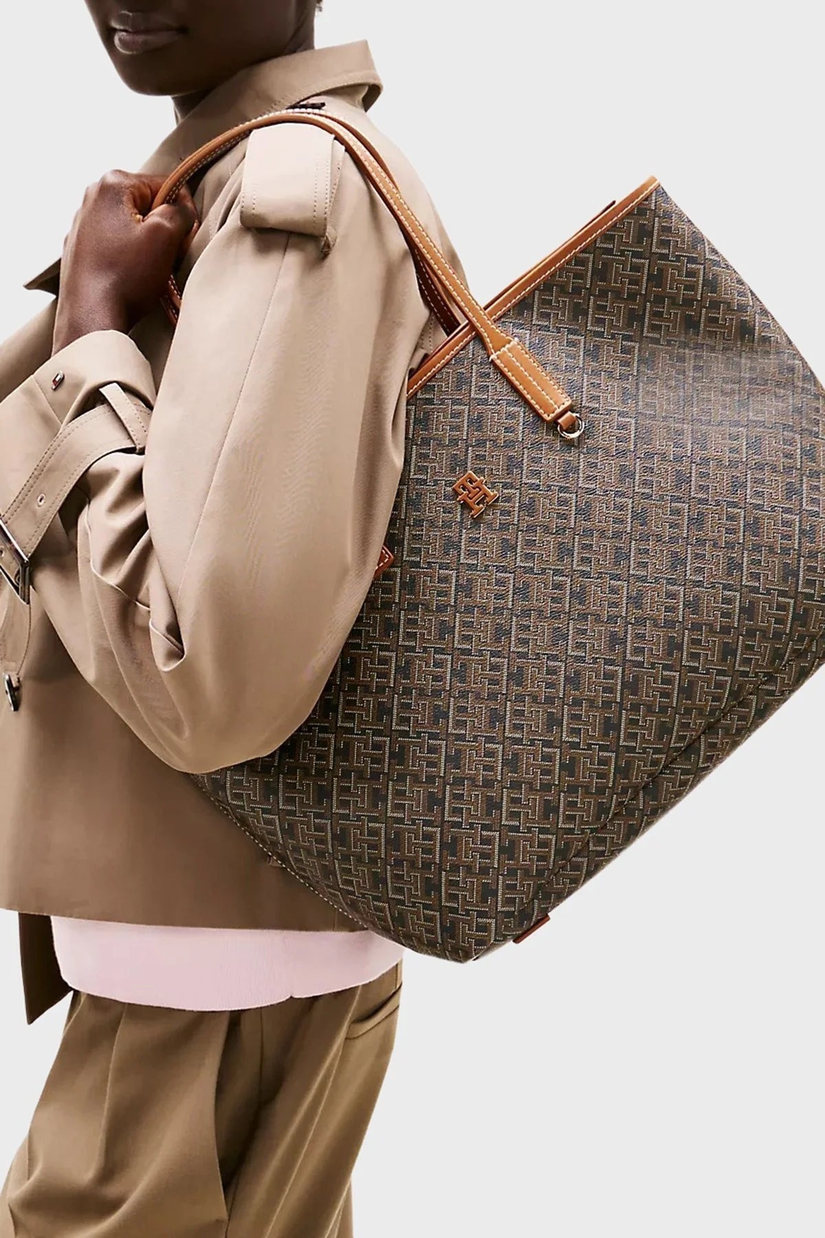 Tommy Hilfiger Tamamı Logolu Omuz Askılı Kadın Çanta AW0AW17416 BDS SİYAH - 2