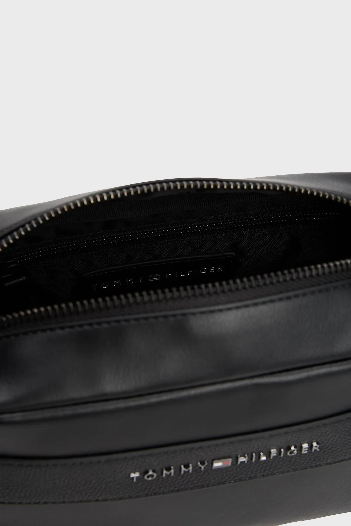 Tommy Hilfiger Tek Saplı Logolu Aksesuar Erkek Çanta AM0AM13249 BDS SİYAH - 4