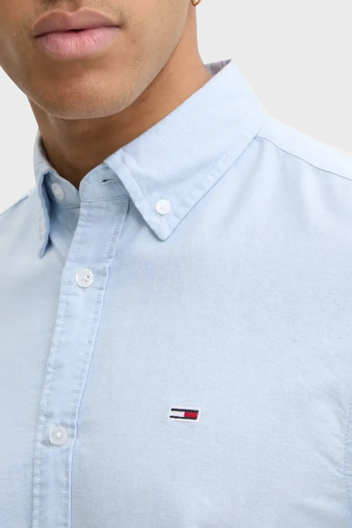 Tommy Jeans % 100 Pamuk Düğmeli Yaka Regular Fit Erkek Gömlek DM0DM20667 C12 AÇIK MAVİ - 6