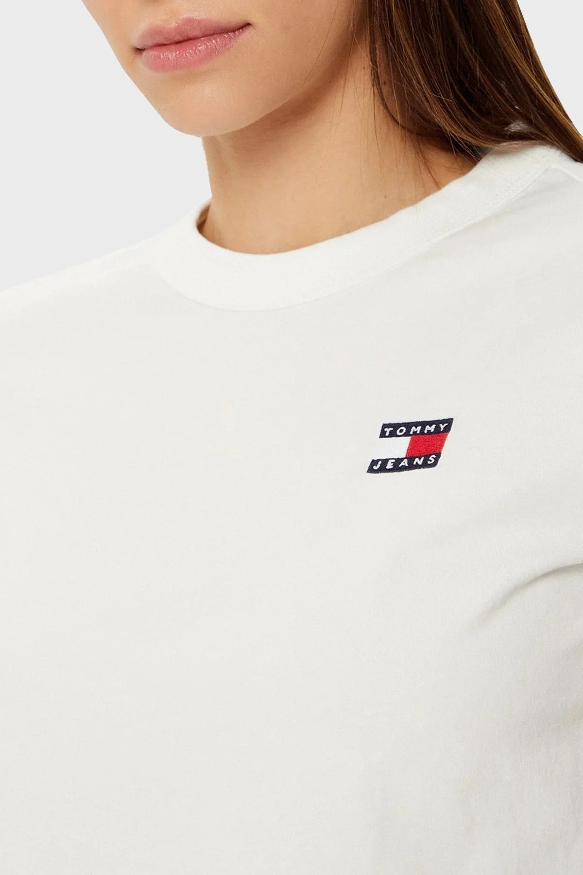 Tommy Jeans % 100 Pamuk Regular Fit Bisiklet Yaka Bayan T Shirt DW0DW20153 YBL BEYAZ - 3