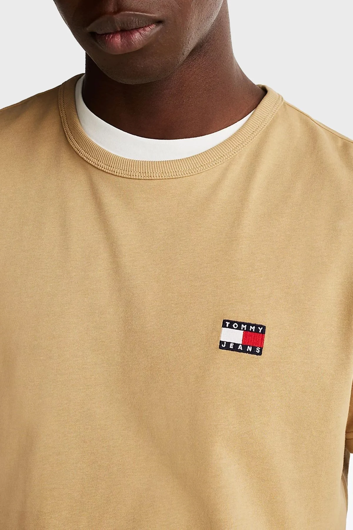 Tommy Jeans % 100 Pamuk Regular Fit Bisiklet Yaka Erkek T Shirt DM0DM20322 ACT BEJ - 4