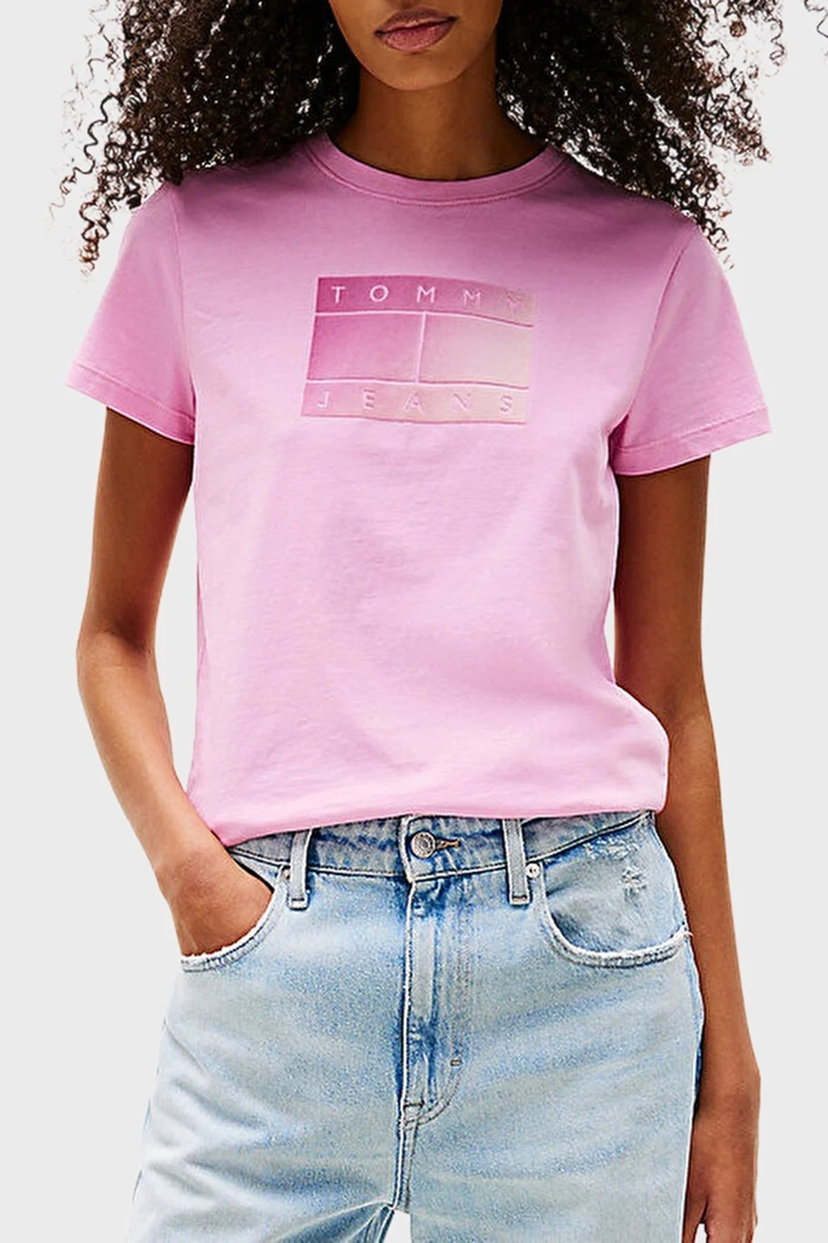 Tommy Jeans % 100 Pamuk Regular Fit Bisiklet Yaka Logolu Bayan T Shirt DW0DW20905 U06 PEMBE - 1