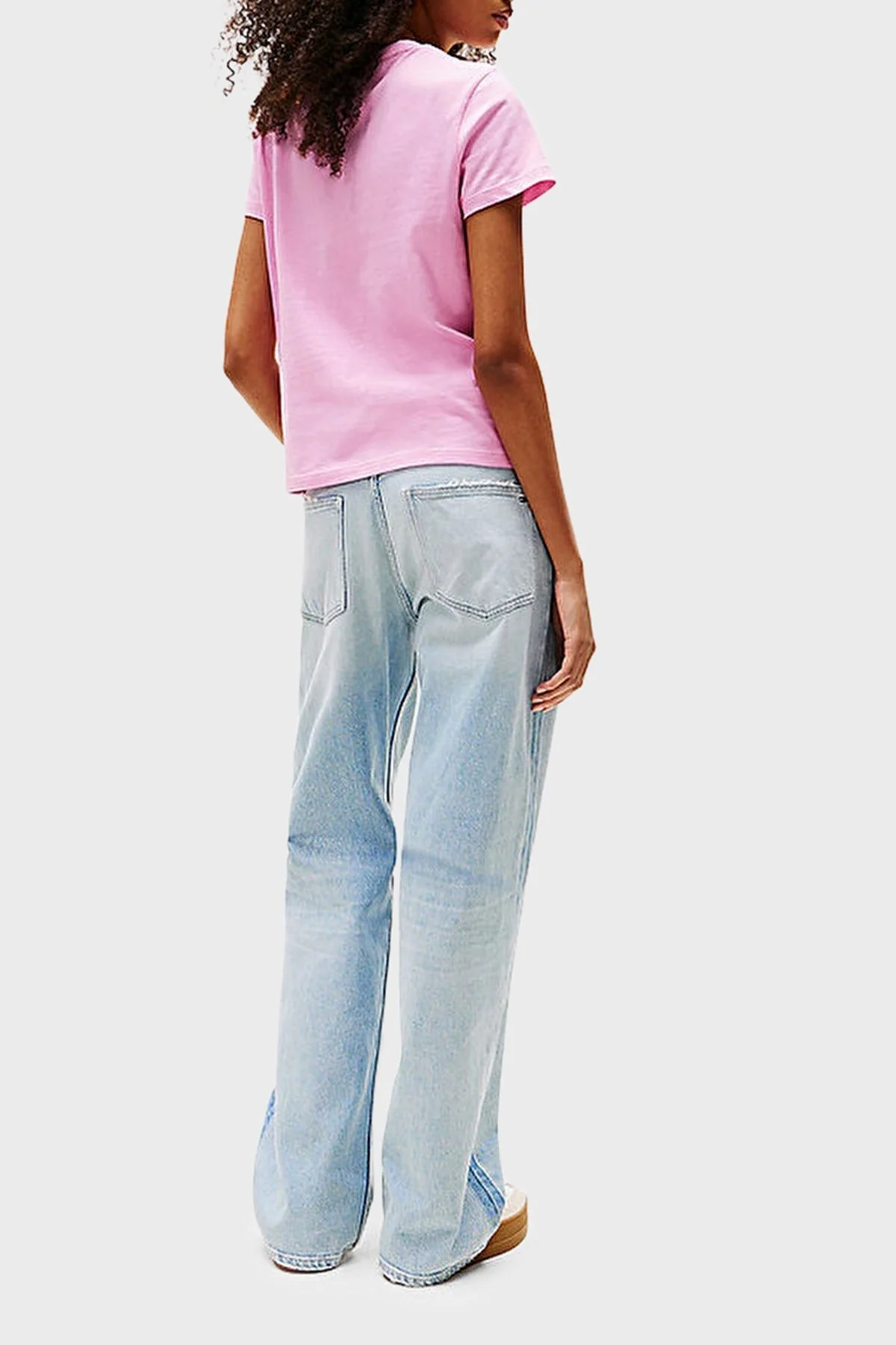 Tommy Jeans % 100 Pamuk Regular Fit Bisiklet Yaka Logolu Bayan T Shirt DW0DW20905 U06 PEMBE - 3