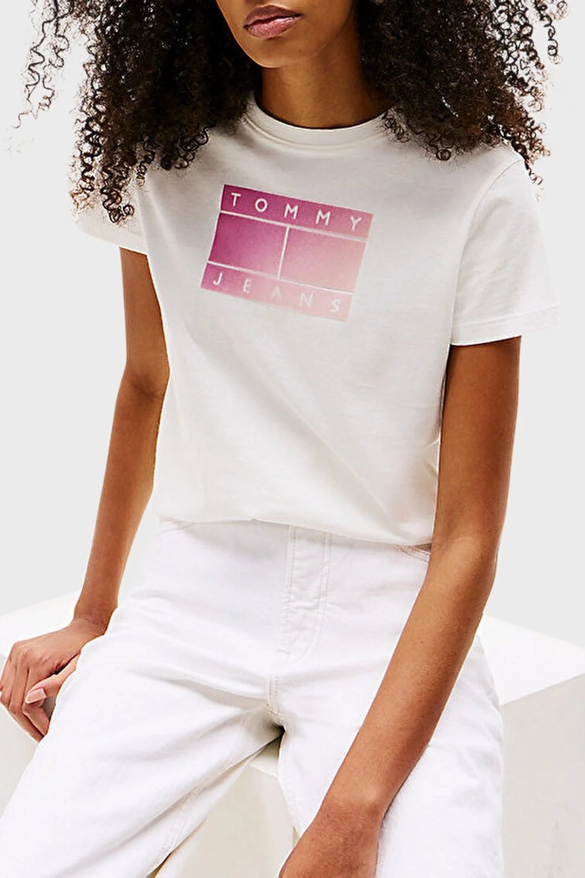 Tommy Jeans % 100 Pamuk Regular Fit Bisiklet Yaka Logolu Bayan T Shirt DW0DW20905 YBL BEYAZ - 1