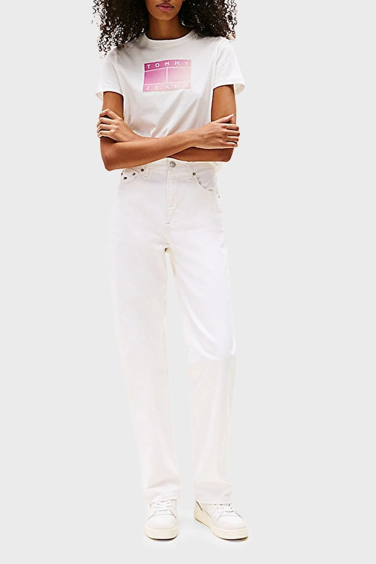 Tommy Jeans % 100 Pamuk Regular Fit Bisiklet Yaka Logolu Bayan T Shirt DW0DW20905 YBL BEYAZ - 2