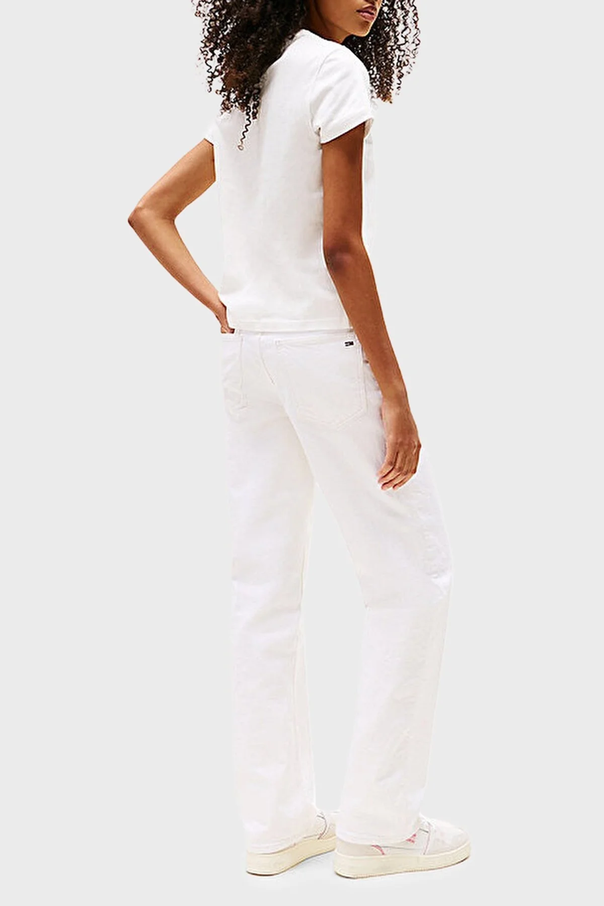 Tommy Jeans % 100 Pamuk Regular Fit Bisiklet Yaka Logolu Bayan T Shirt DW0DW20905 YBL BEYAZ - 3