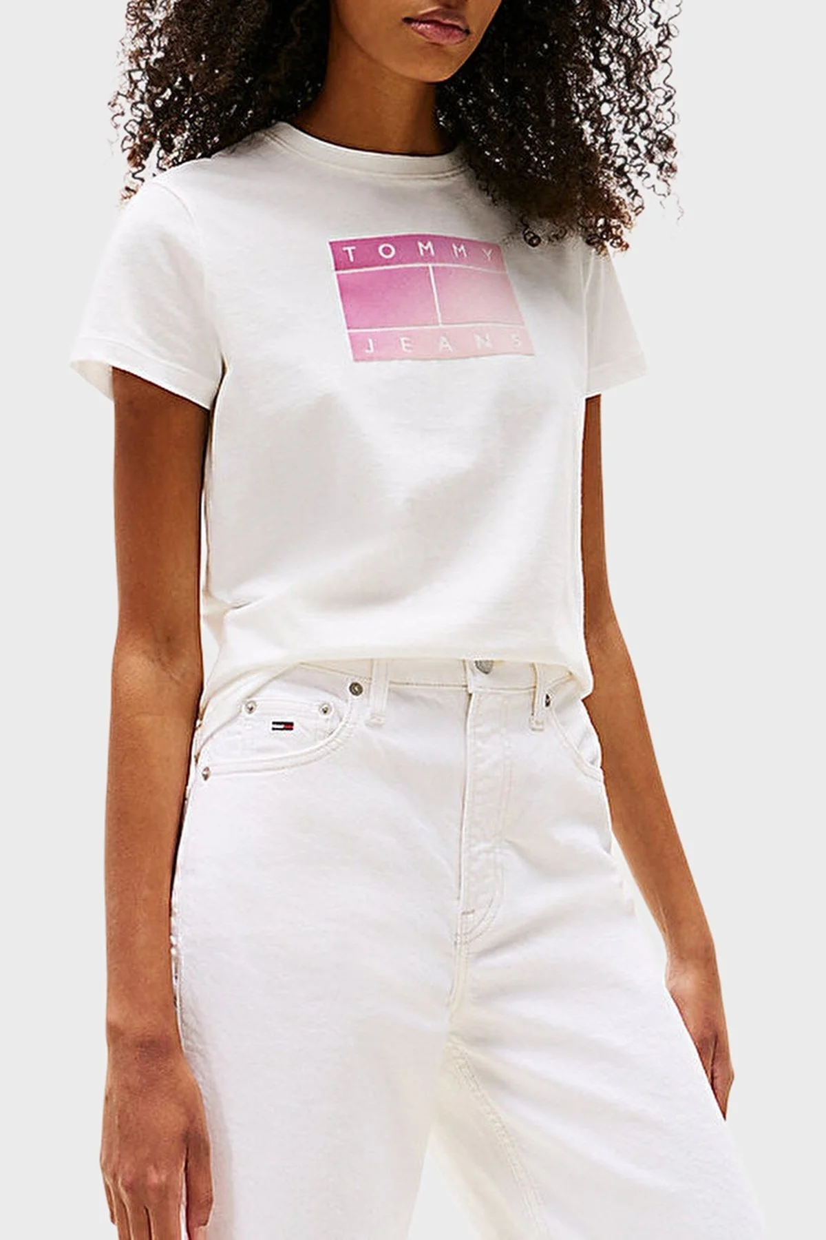 Tommy Jeans % 100 Pamuk Regular Fit Bisiklet Yaka Logolu Bayan T Shirt DW0DW20905 YBL BEYAZ - 4