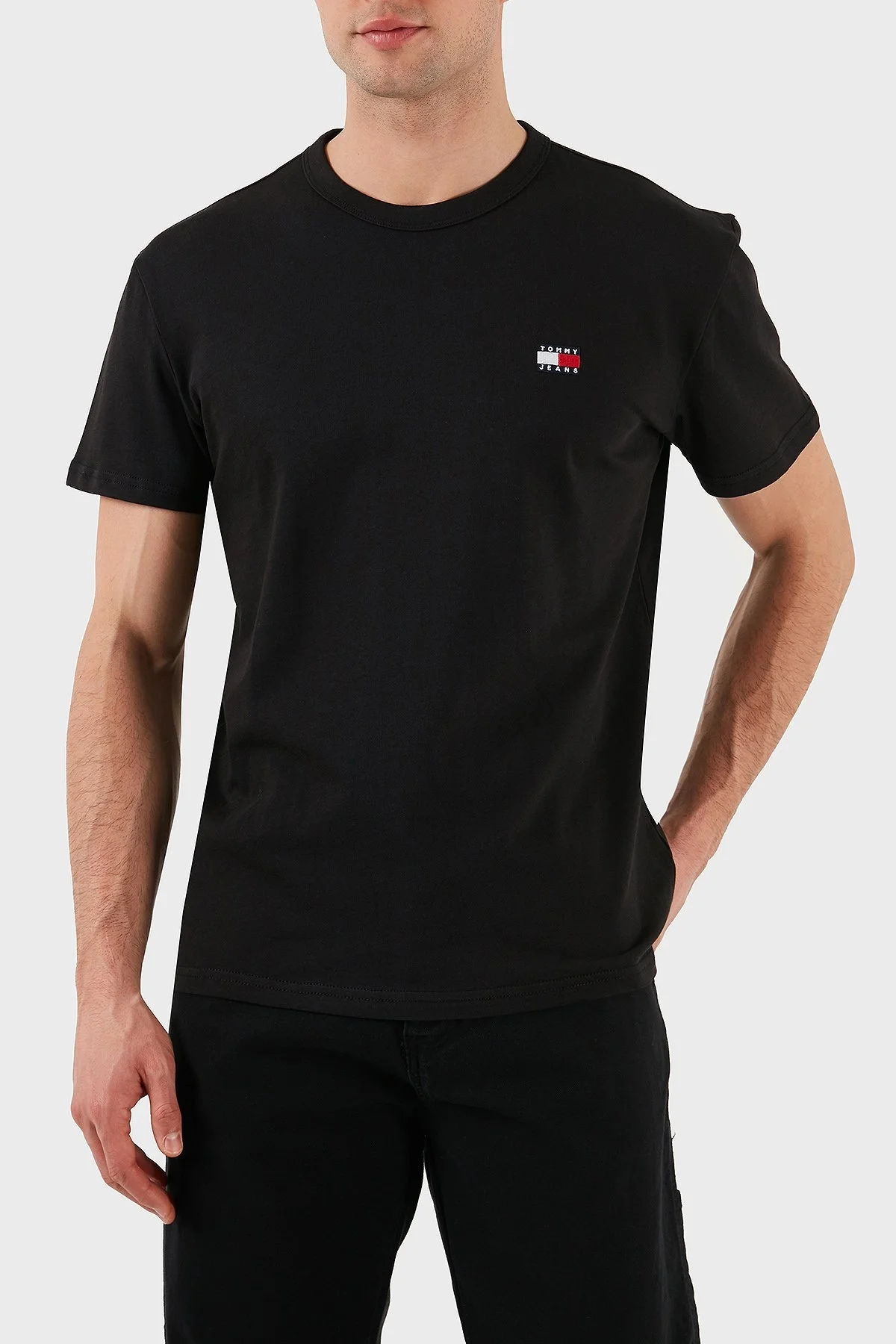 Tommy Jeans %100 Pamuk Regular Fit Bisiklet Yaka Logolu Erkek T Shirt DM0DM20322 BDS SİYAH - 1