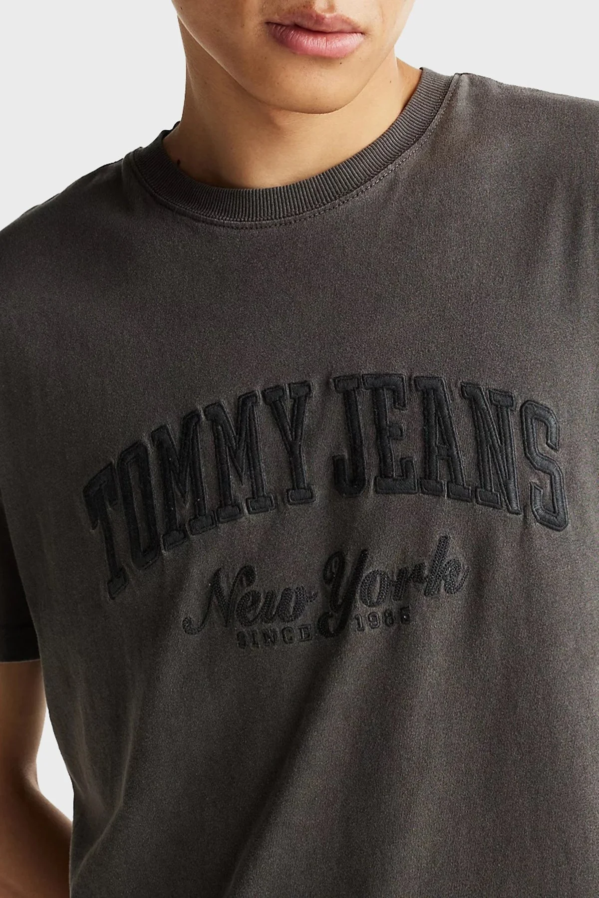 Tommy Jeans % 100 Pamuk Regular Fit Bisiklet Yaka Logolu Erkek T Shirt DM0DM20356 BDS SİYAH - 9