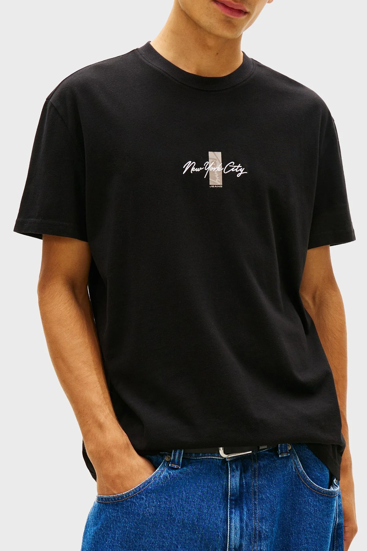 Tommy Jeans % 100 Pamuk Regular Fit Bisiklet Yaka Sırt Detaylı Erkek T Shirt DM0DM22532 BDS SİYAH - 1