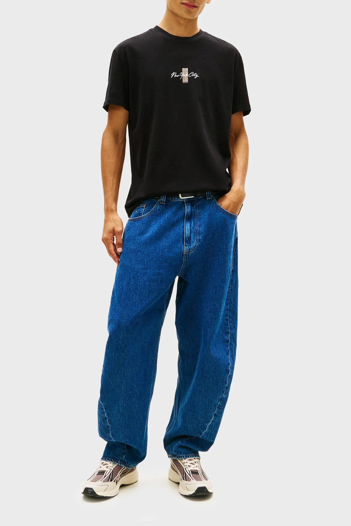 Tommy Jeans % 100 Pamuk Regular Fit Bisiklet Yaka Sırt Detaylı Erkek T Shirt DM0DM22532 BDS SİYAH - 2