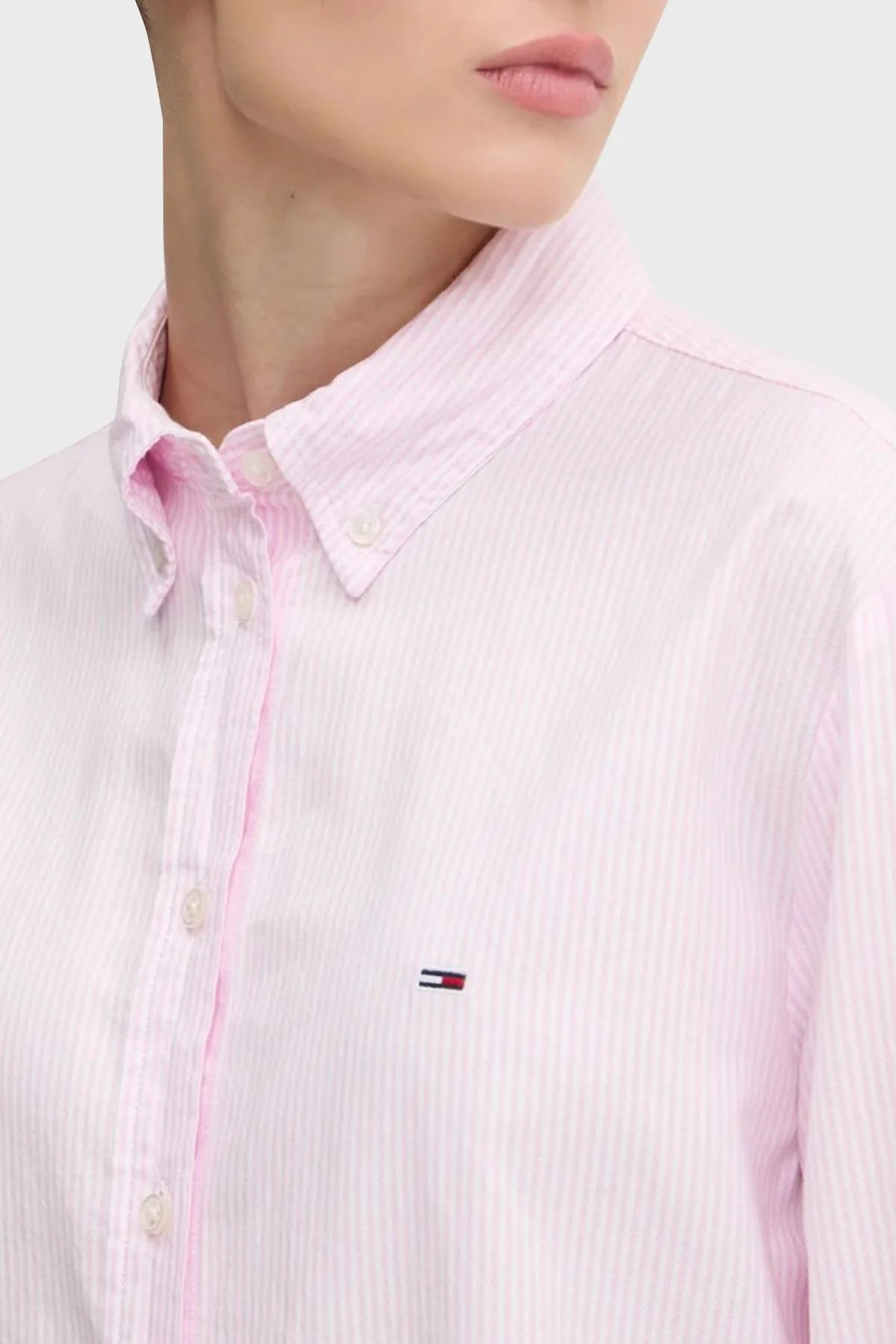 Tommy Jeans % 100 Pamuk Regular Fit Düğmeli Yaka Bayan Gömlek DW0DW19890 0D5 PEMBE-BEYAZ - 3