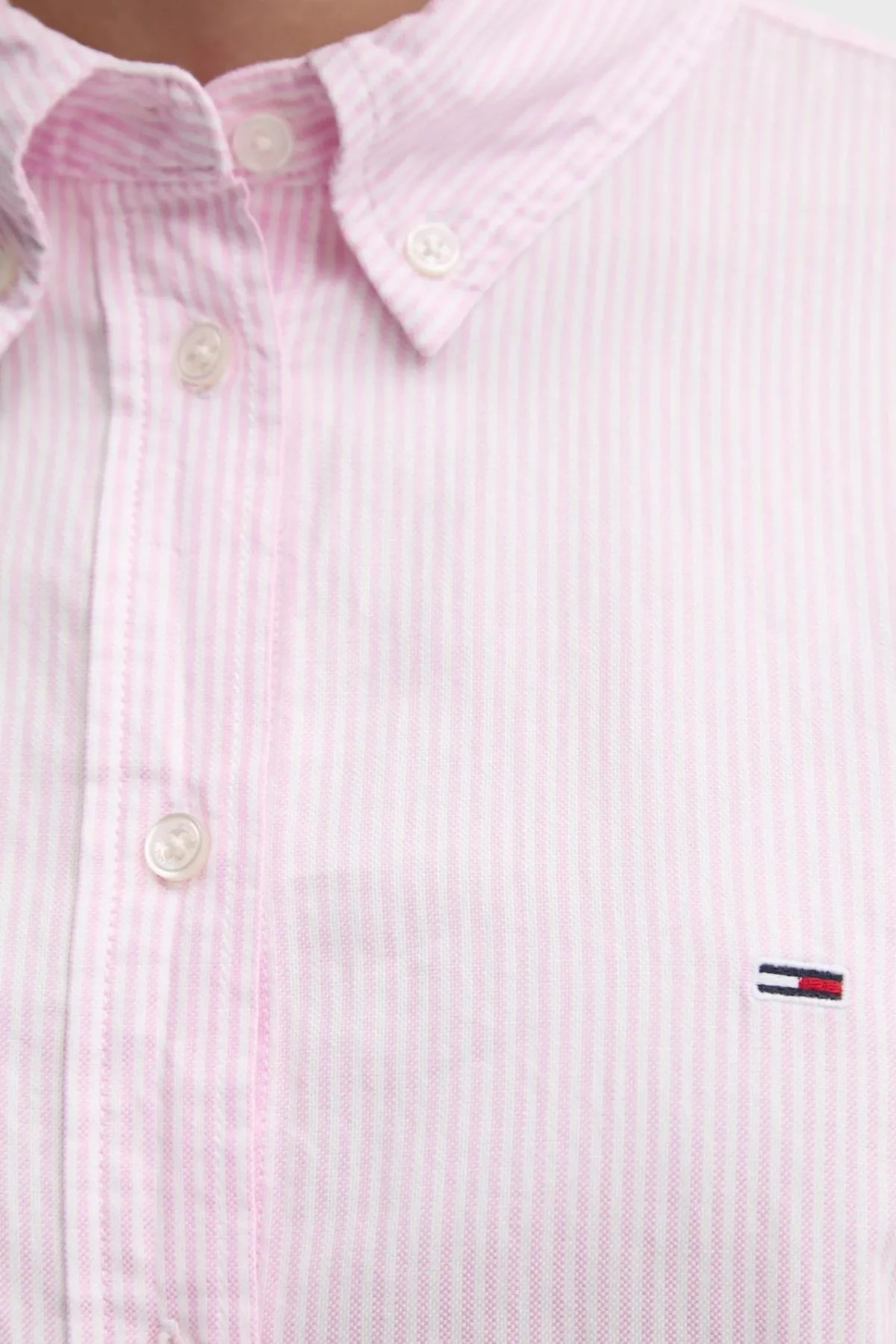 Tommy Jeans % 100 Pamuk Regular Fit Düğmeli Yaka Bayan Gömlek DW0DW19890 0D5 PEMBE-BEYAZ - 4