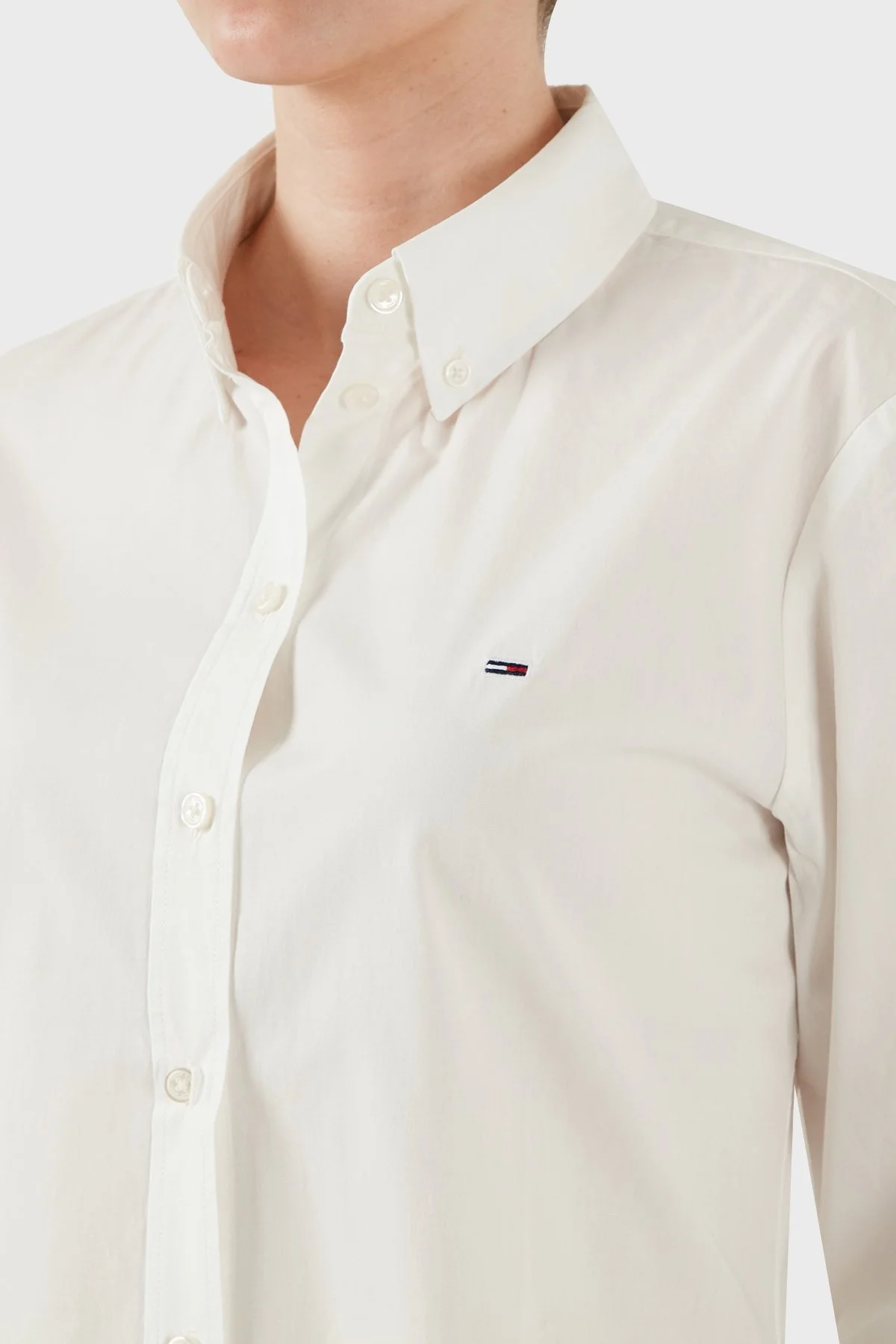 Tommy Jeans % 100 Pamuk Regular Fit Düğmeli Yaka Bayan Gömlek W0DW20290 YBL BEYAZ - 10