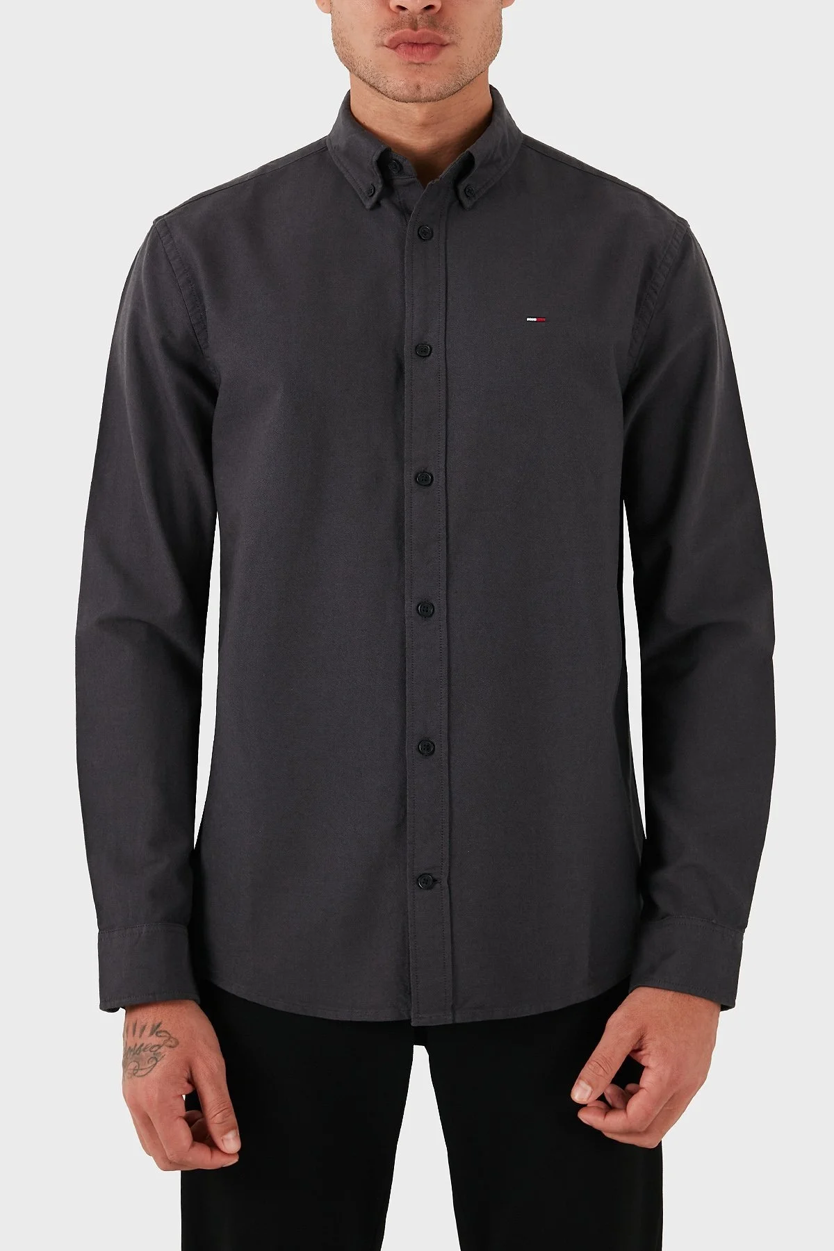 Tommy Jeans % 100 Pamuk Regular Fit Düğmeli Yaka Erkek Gömlek DM0DM21298 BDS SİYAH - 1