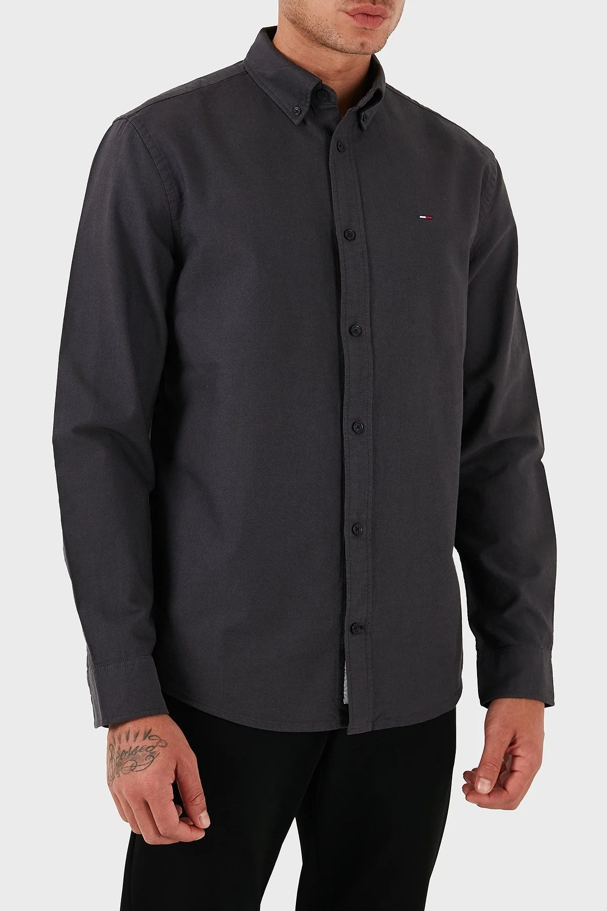Tommy Jeans % 100 Pamuk Regular Fit Düğmeli Yaka Erkek Gömlek DM0DM21298 BDS SİYAH - 4