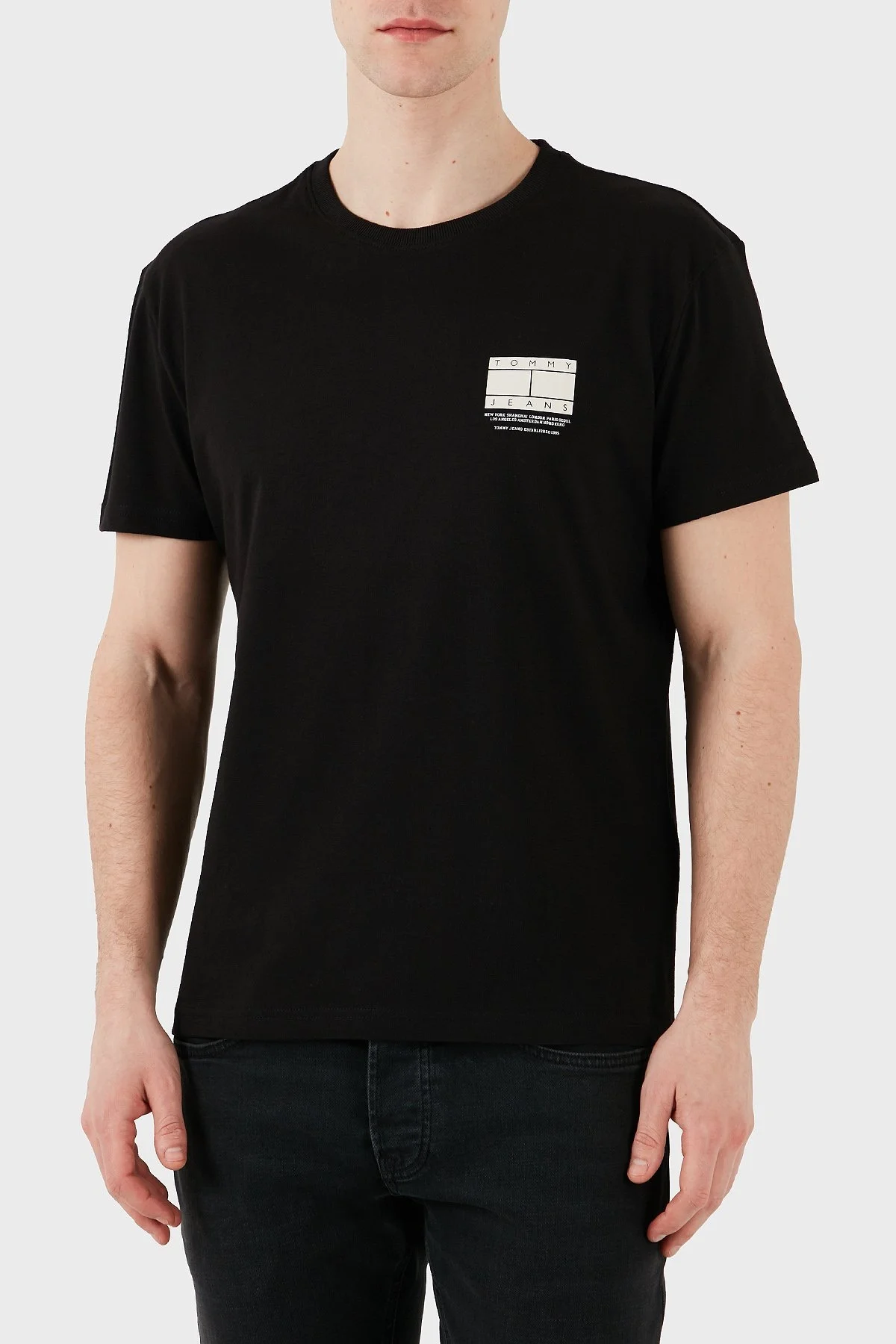 Tommy Jeans % 100 Pamuk Regular Fit Logolu Erkek T Shirt DM0DM20814 BDS SİYAH - 1