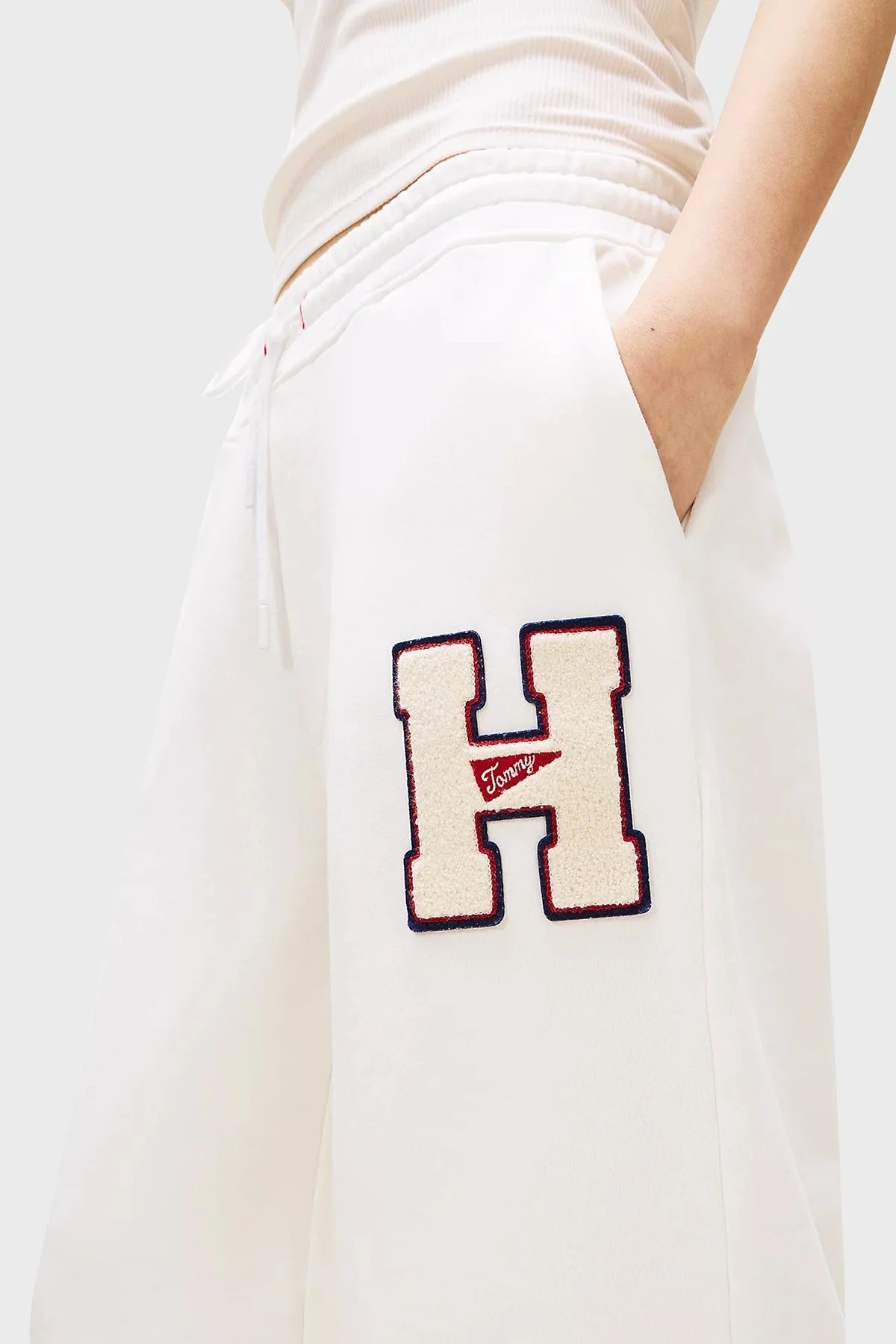 Tommy Jeans % 100 Pamuk Regular Fit Normal Bel Geniş Paça Jogger Bayan Pantolon DW0DW20558 YAC BEJ - 3