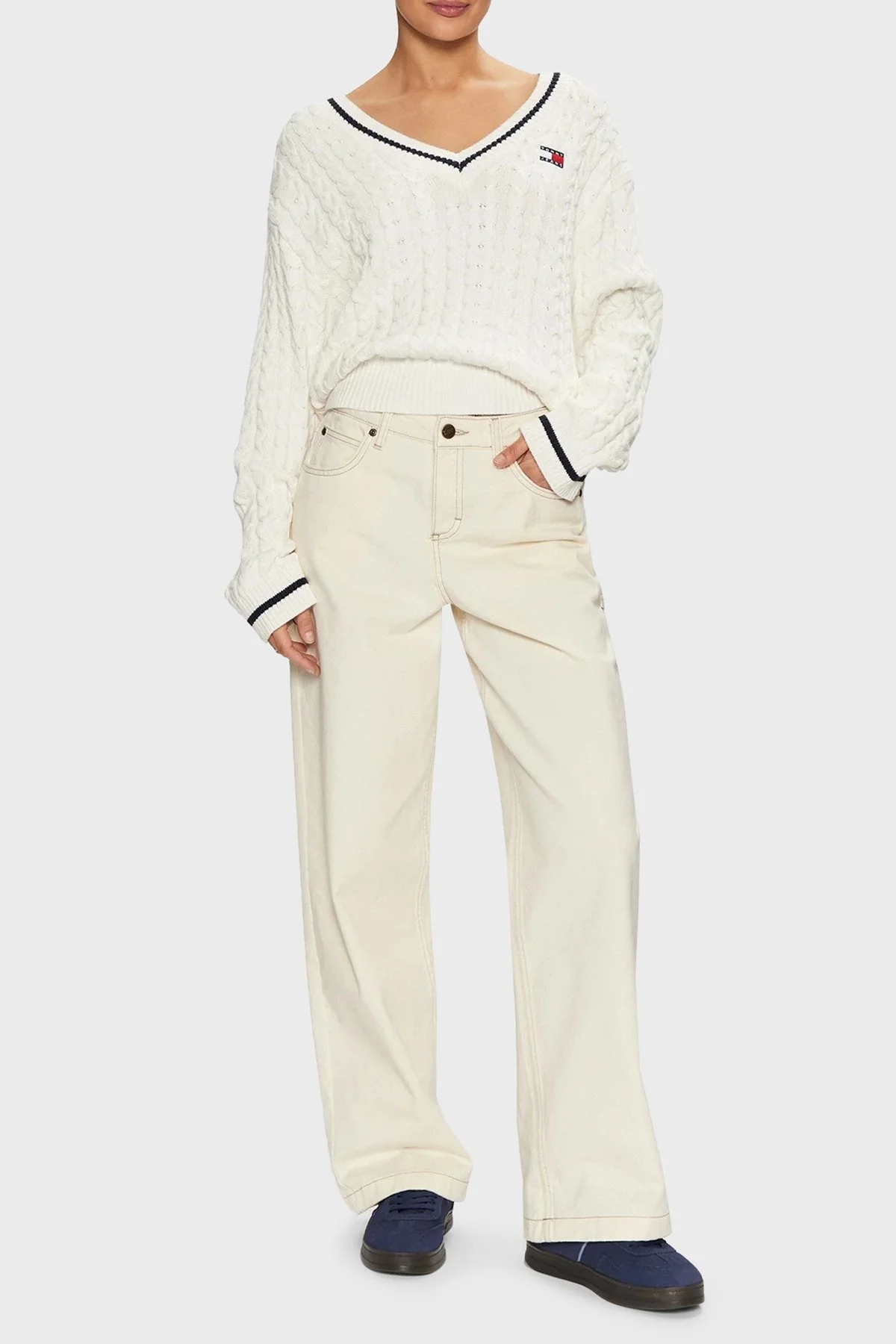 Tommy Jeans % 100 Pamuk Regular Fit V Yaka Örme Bayan Kazak DW0DW19885 YBH BEYAZ - 3