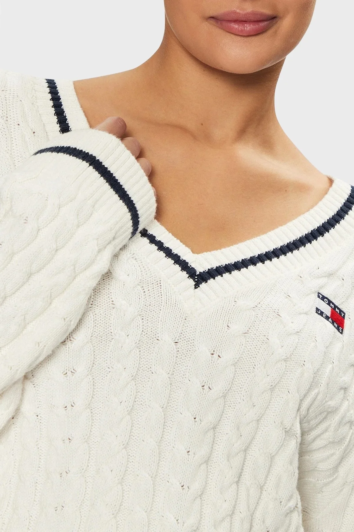 Tommy Jeans % 100 Pamuk Regular Fit V Yaka Örme Bayan Kazak DW0DW19885 YBH BEYAZ - 4