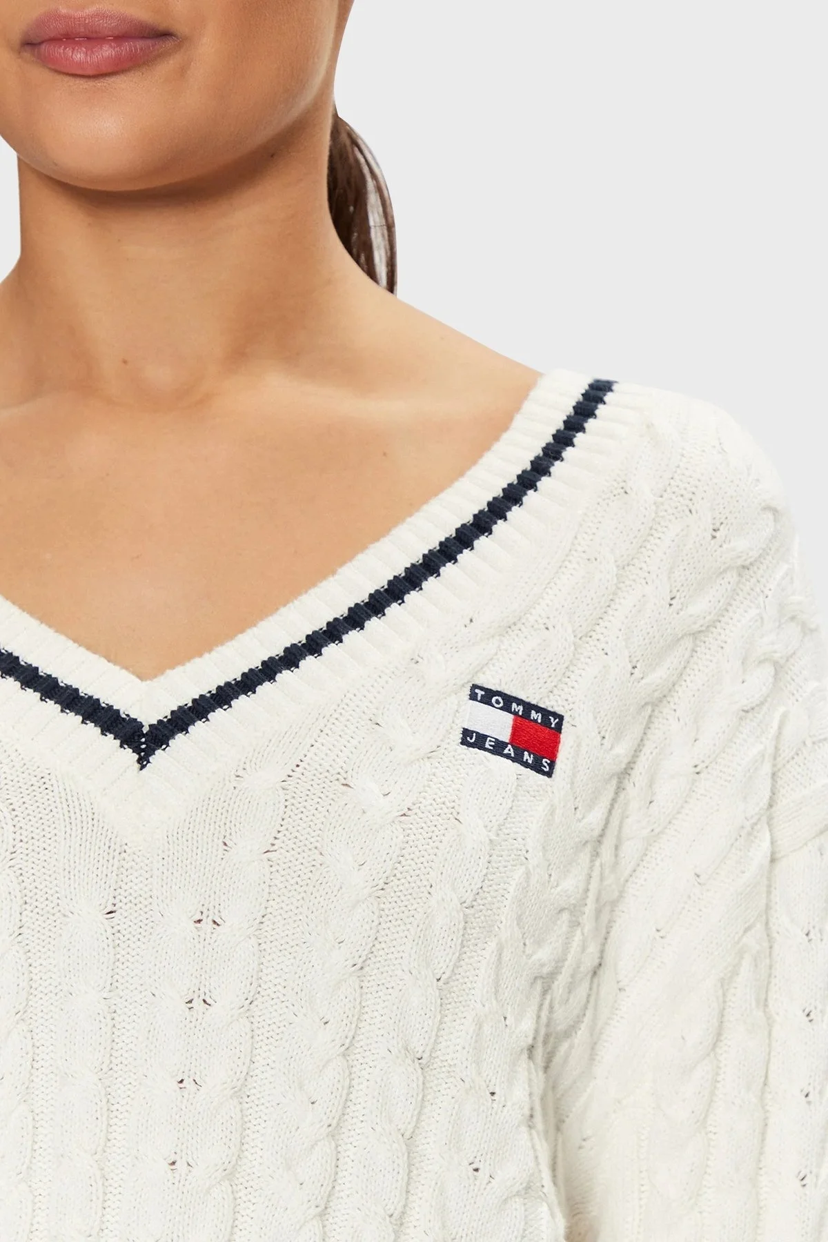 Tommy Jeans % 100 Pamuk Regular Fit V Yaka Örme Bayan Kazak DW0DW19885 YBH BEYAZ - 5