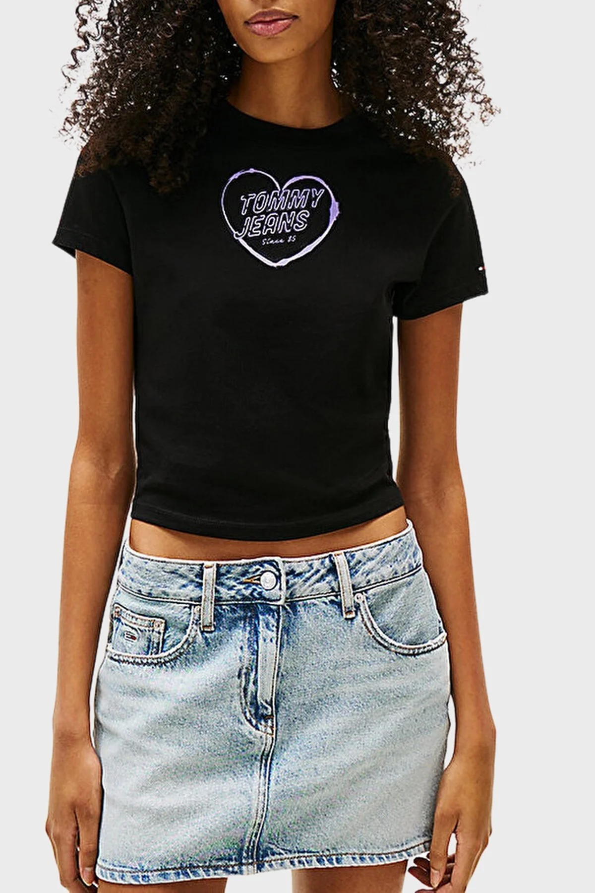 Tommy Jeans % 100 Pamuk Slim Fit Bisiklet Yaka Logolu Bayan T Shirt DW0DW21390 BDS SİYAH - 1