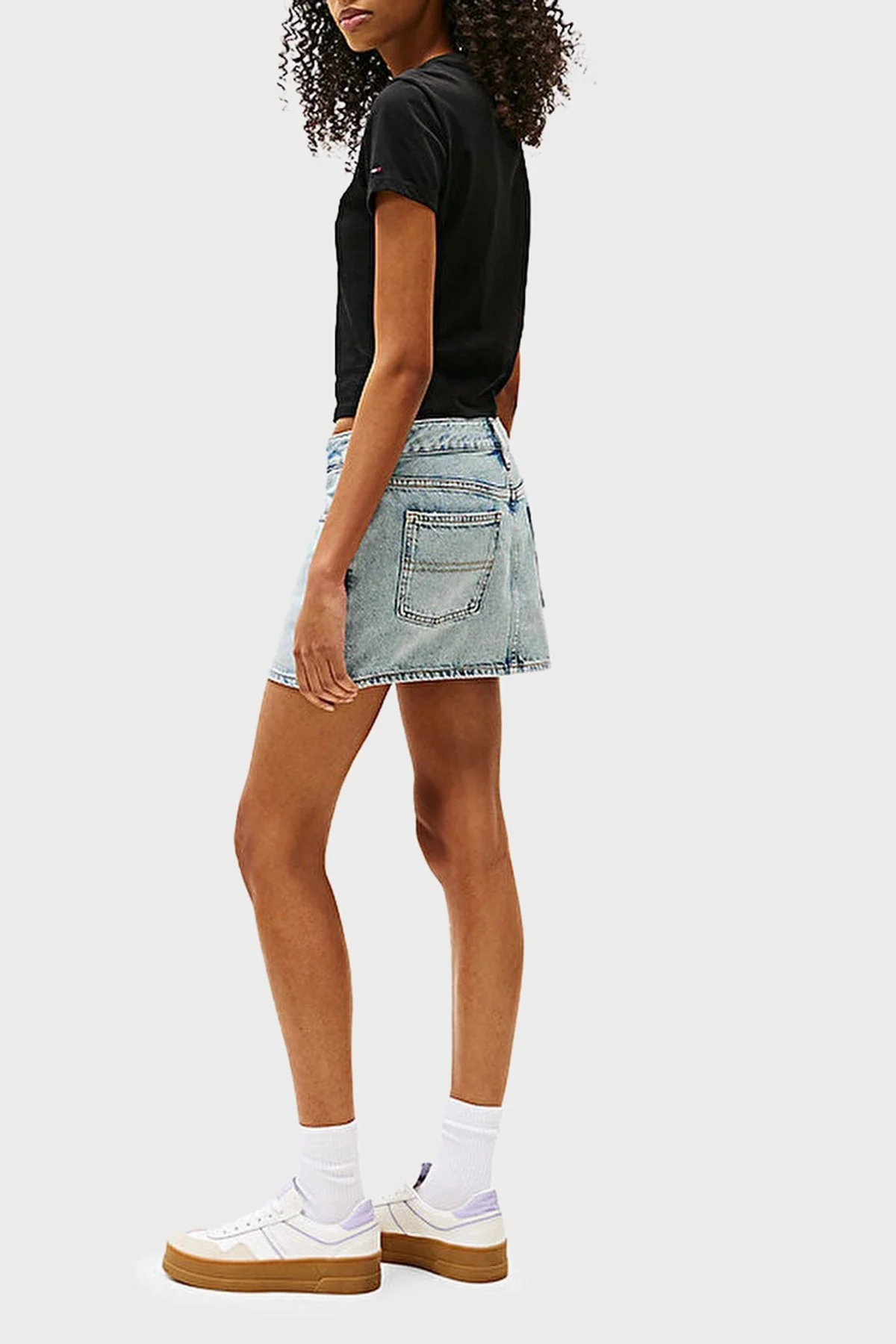 Tommy Jeans % 100 Pamuk Slim Fit Bisiklet Yaka Logolu Bayan T Shirt DW0DW21390 BDS SİYAH - 3