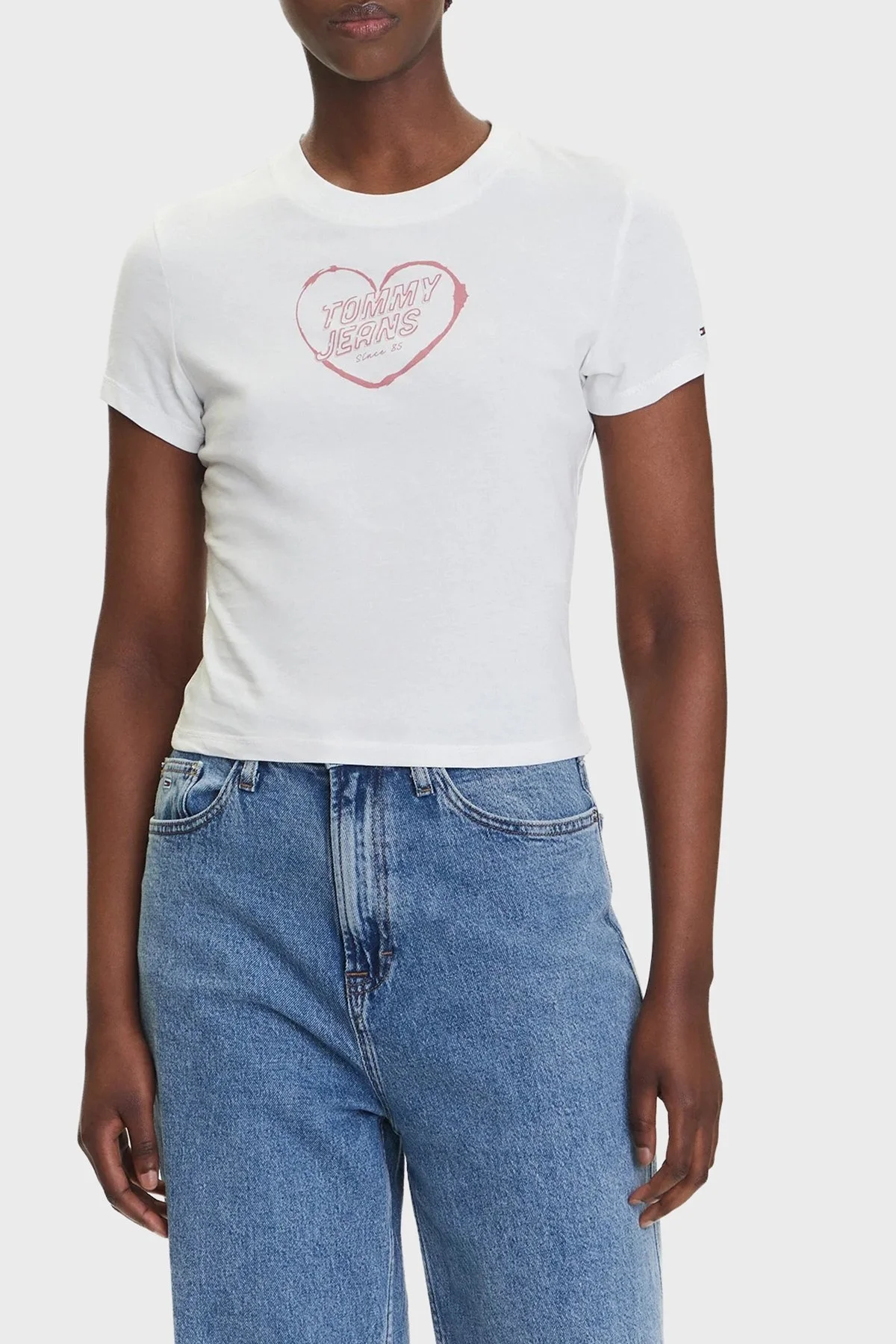 Tommy Jeans % 100 Pamuk Slim Fit Bisiklet Yaka Logolu Bayan T Shirt DW0DW21390 YBL BEYAZ - 1