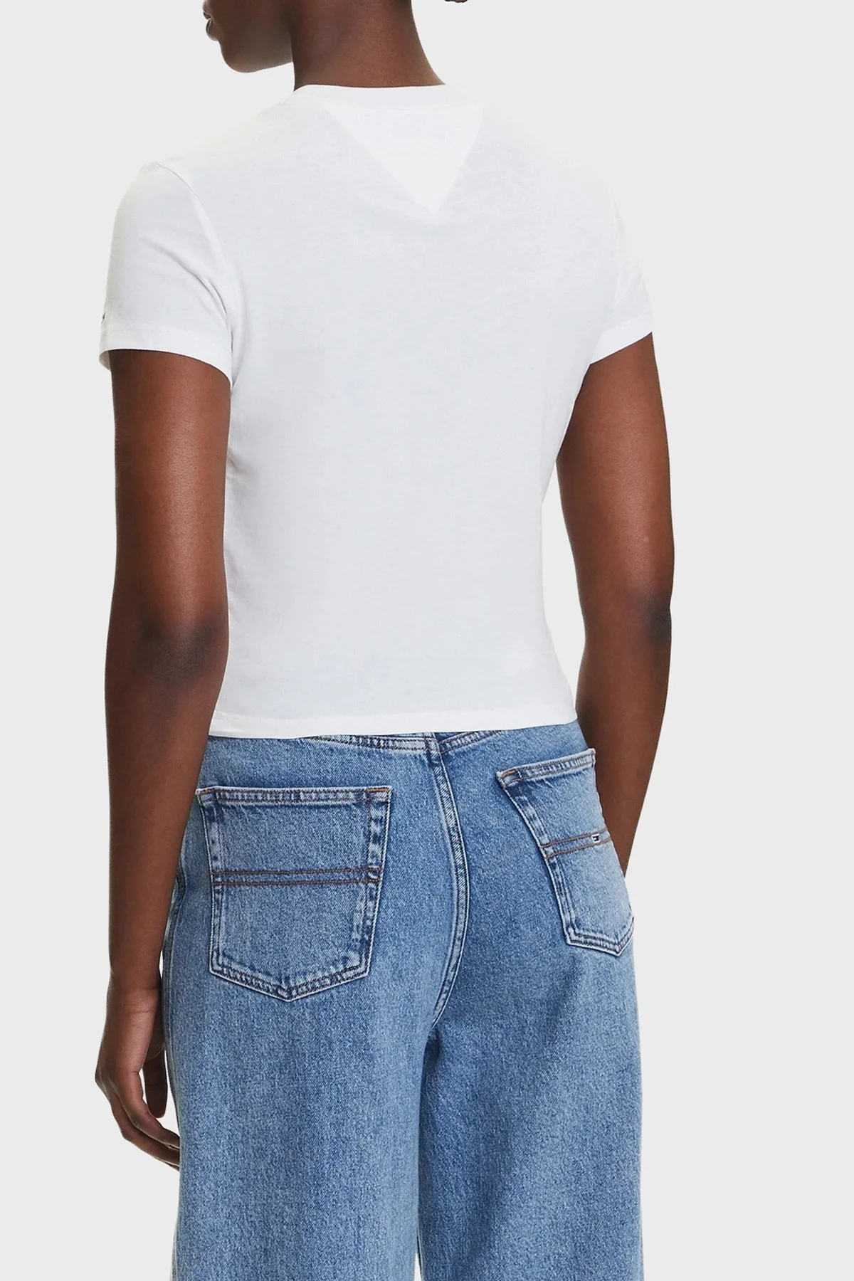 Tommy Jeans % 100 Pamuk Slim Fit Bisiklet Yaka Logolu Bayan T Shirt DW0DW21390 YBL BEYAZ - 3