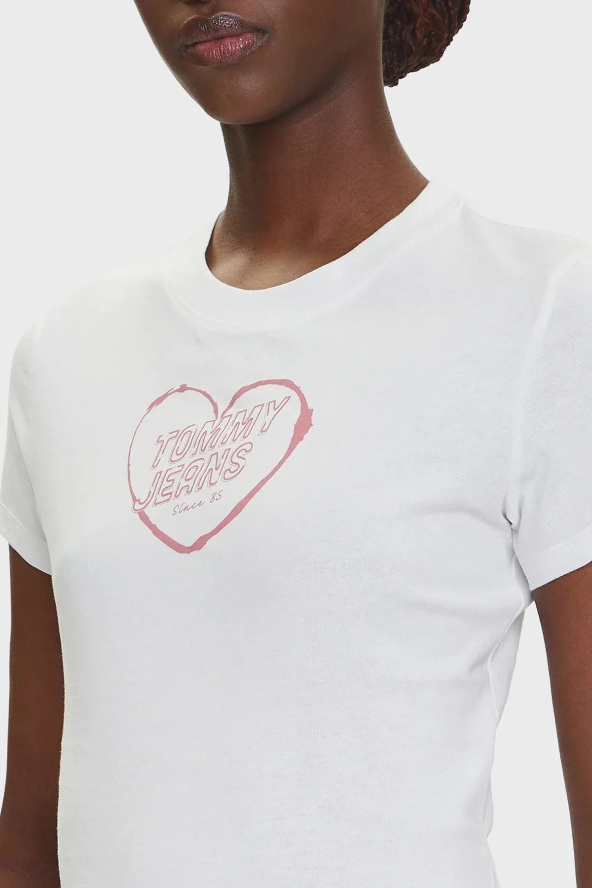 Tommy Jeans % 100 Pamuk Slim Fit Bisiklet Yaka Logolu Bayan T Shirt DW0DW21390 YBL BEYAZ - 4