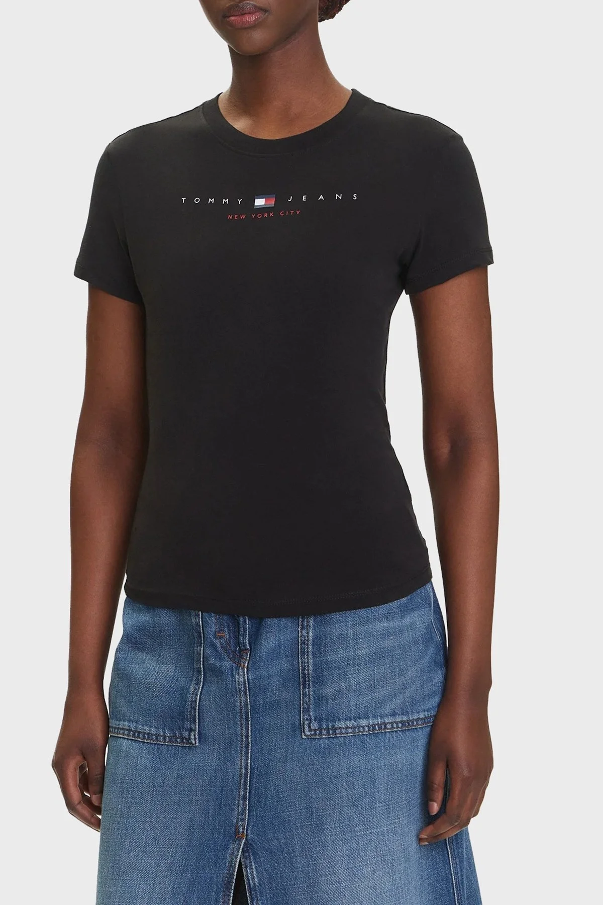 Tommy Jeans % 100 Pamuk Slim Fit Bisiklet Yaka Logolu Bayan T Shirt DW0DW21422 BDS SİYAH - 1