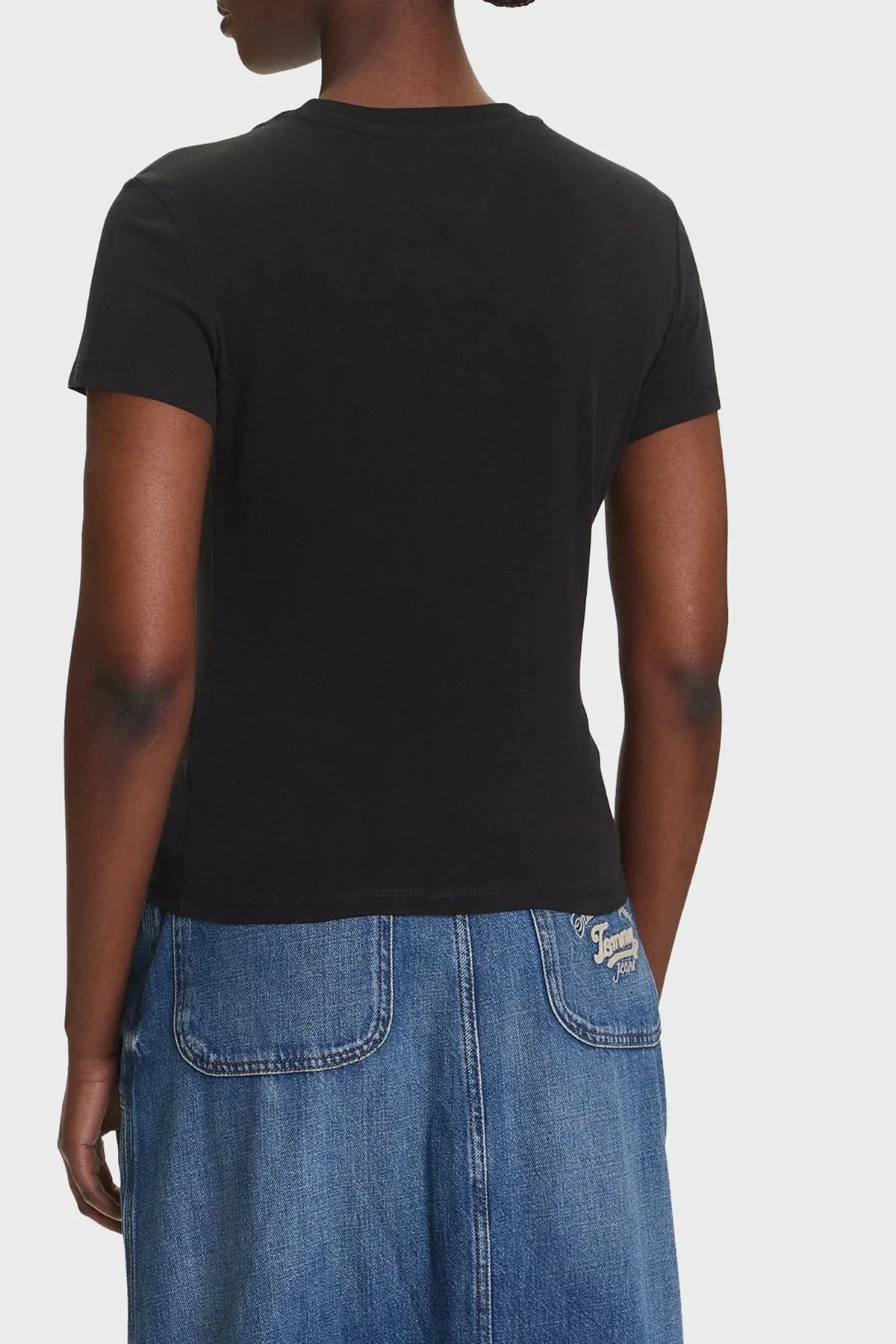 Tommy Jeans % 100 Pamuk Slim Fit Bisiklet Yaka Logolu Bayan T Shirt DW0DW21422 BDS SİYAH - 3
