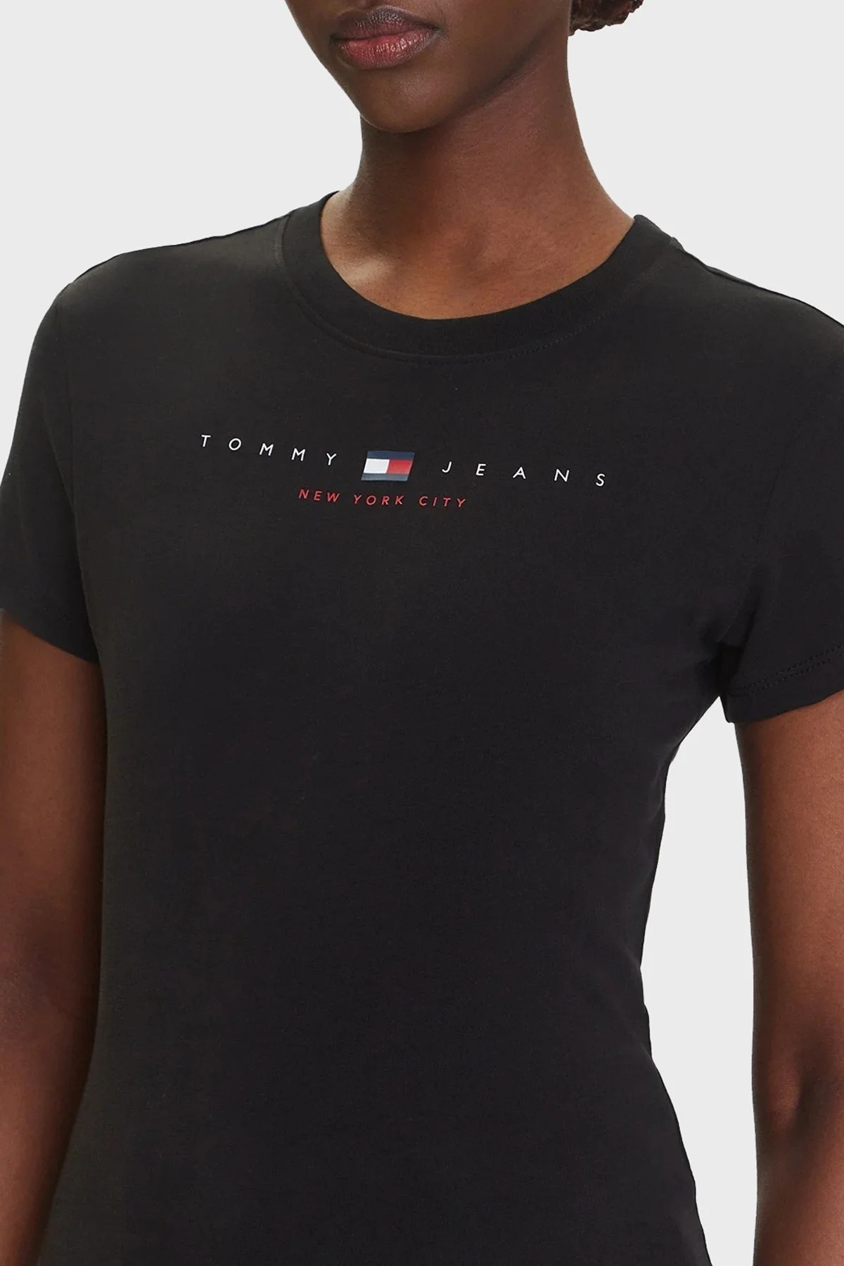 Tommy Jeans % 100 Pamuk Slim Fit Bisiklet Yaka Logolu Bayan T Shirt DW0DW21422 BDS SİYAH - 4