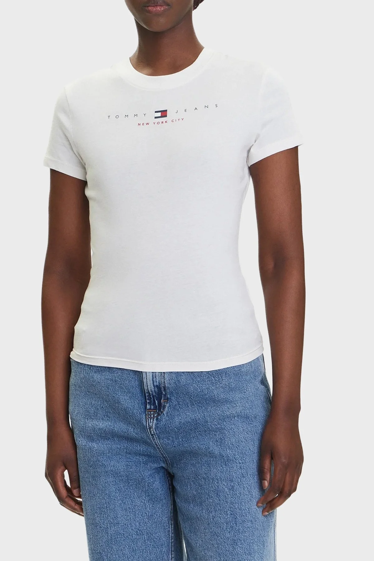 Tommy Jeans % 100 Pamuk Slim Fit Bisiklet Yaka Logolu Bayan T Shirt DW0DW21422 YBH BEYAZ - 1