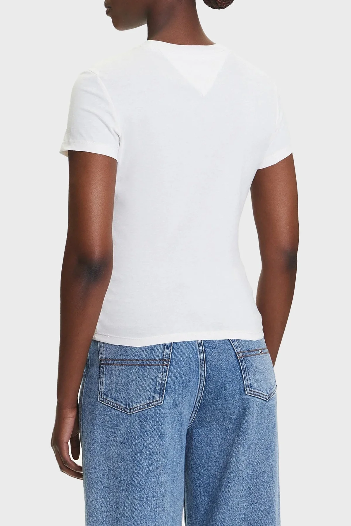 Tommy Jeans % 100 Pamuk Slim Fit Bisiklet Yaka Logolu Bayan T Shirt DW0DW21422 YBH BEYAZ - 2