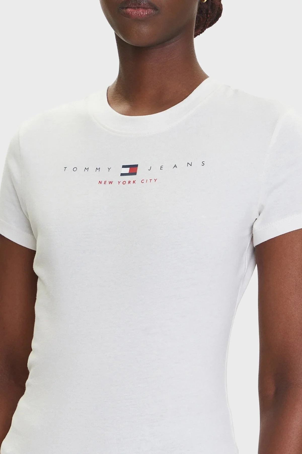 Tommy Jeans % 100 Pamuk Slim Fit Bisiklet Yaka Logolu Bayan T Shirt DW0DW21422 YBH BEYAZ - 3