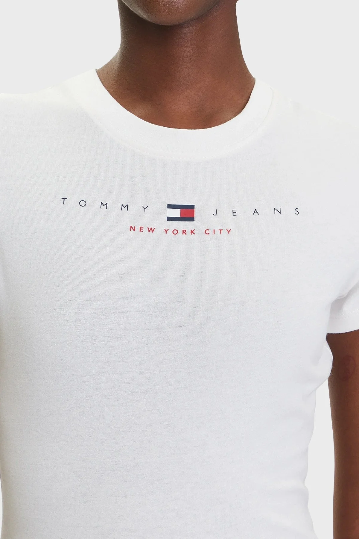 Tommy Jeans % 100 Pamuk Slim Fit Bisiklet Yaka Logolu Bayan T Shirt DW0DW21422 YBH BEYAZ - 4