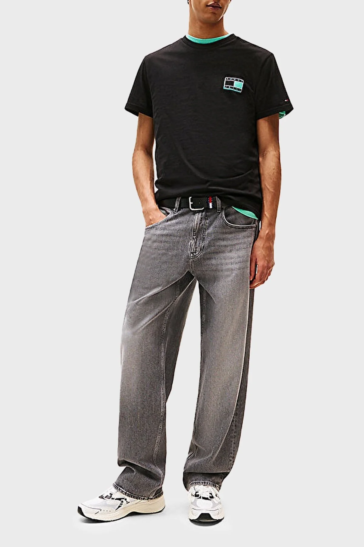 Tommy Jeans % 100 Pamuk Slim Fit Bisiklet Yaka Logolu Erkek T Shirt DM0DM21577 BDS SİYAH - 2