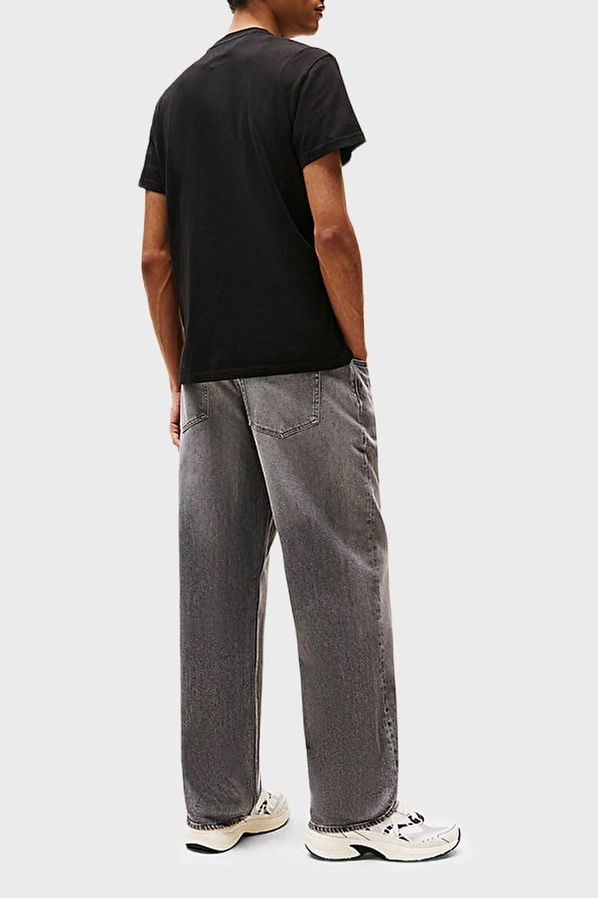 Tommy Jeans % 100 Pamuk Slim Fit Bisiklet Yaka Logolu Erkek T Shirt DM0DM21577 BDS SİYAH - 3