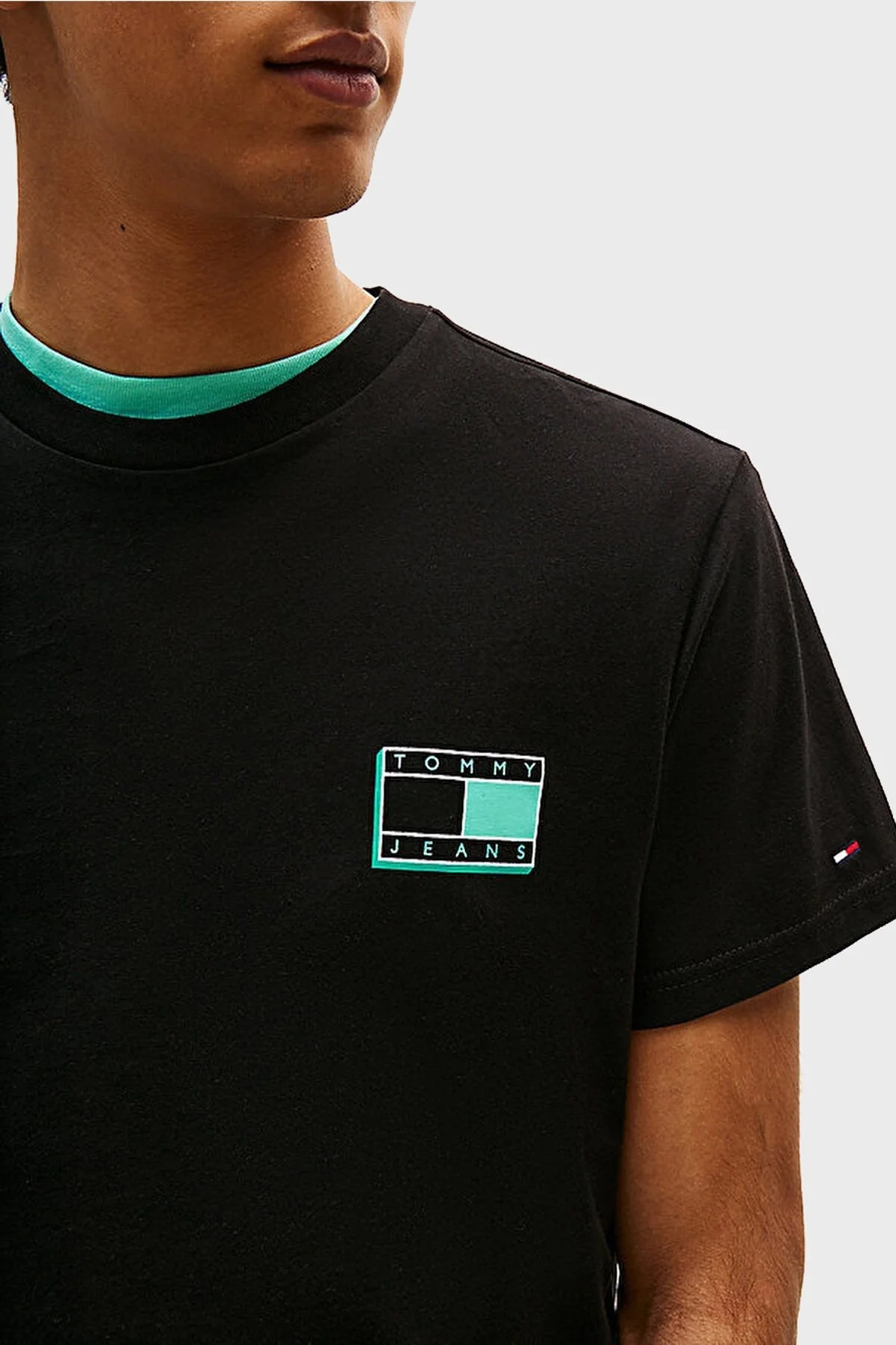 Tommy Jeans % 100 Pamuk Slim Fit Bisiklet Yaka Logolu Erkek T Shirt DM0DM21577 BDS SİYAH - 4