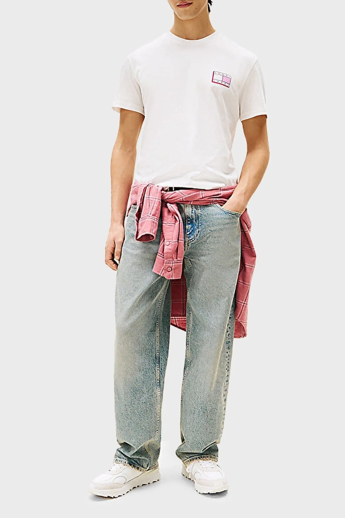 Tommy Jeans % 100 Pamuk Slim Fit Bisiklet Yaka Logolu Erkek T Shirt DM0DM21577 YBL BEYAZ - 2