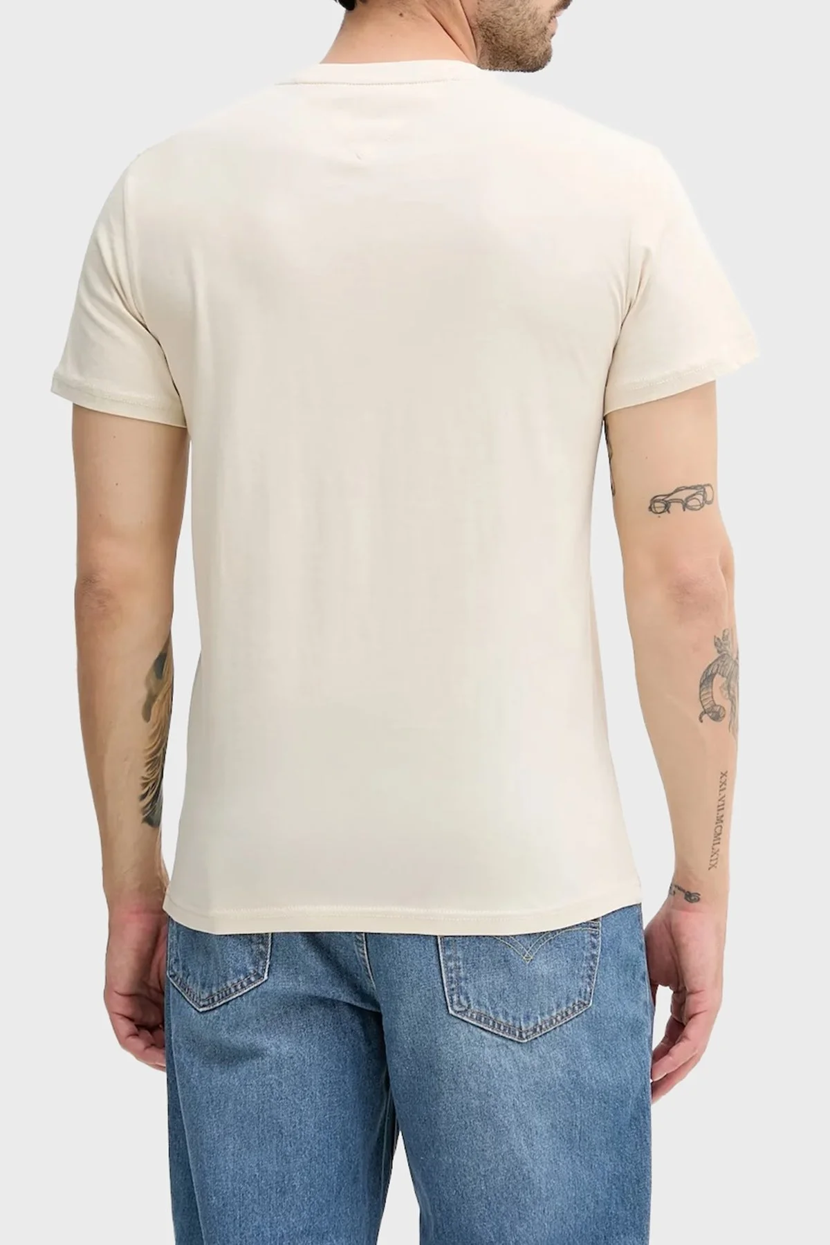 Tommy Jeans % 100 Pamuk Slim Fit Bisiklet Yaka Logolu Erkek T Shirt DM0DM21780 ACH KREM - 3