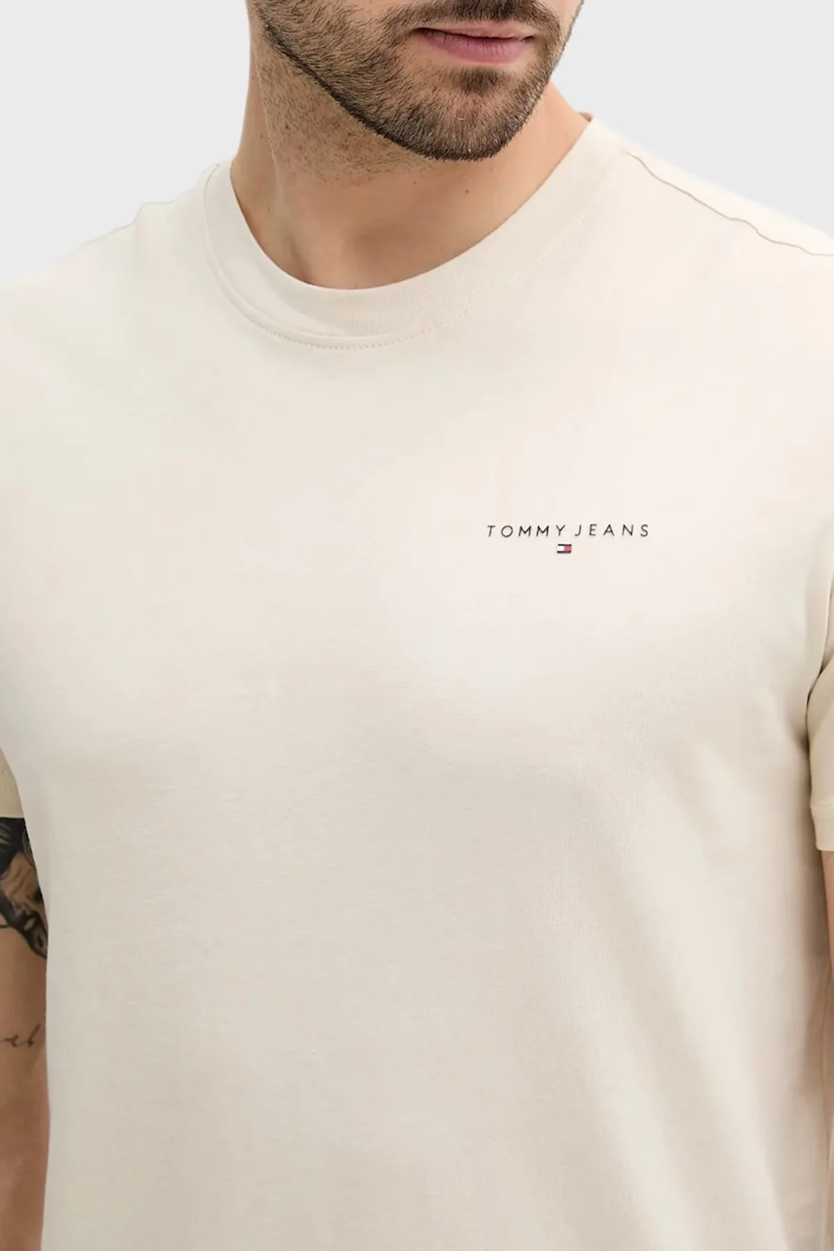 Tommy Jeans % 100 Pamuk Slim Fit Bisiklet Yaka Logolu Erkek T Shirt DM0DM21780 ACH KREM - 4