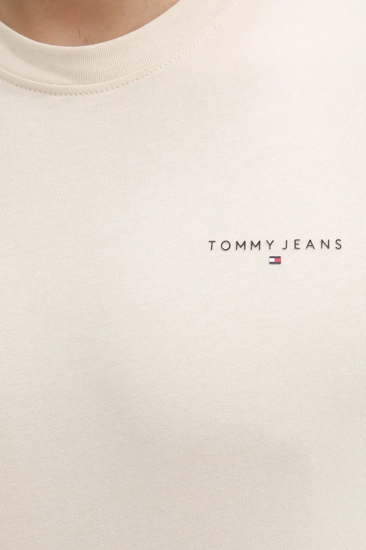 Tommy Jeans % 100 Pamuk Slim Fit Bisiklet Yaka Logolu Erkek T Shirt DM0DM21780 ACH KREM - 5