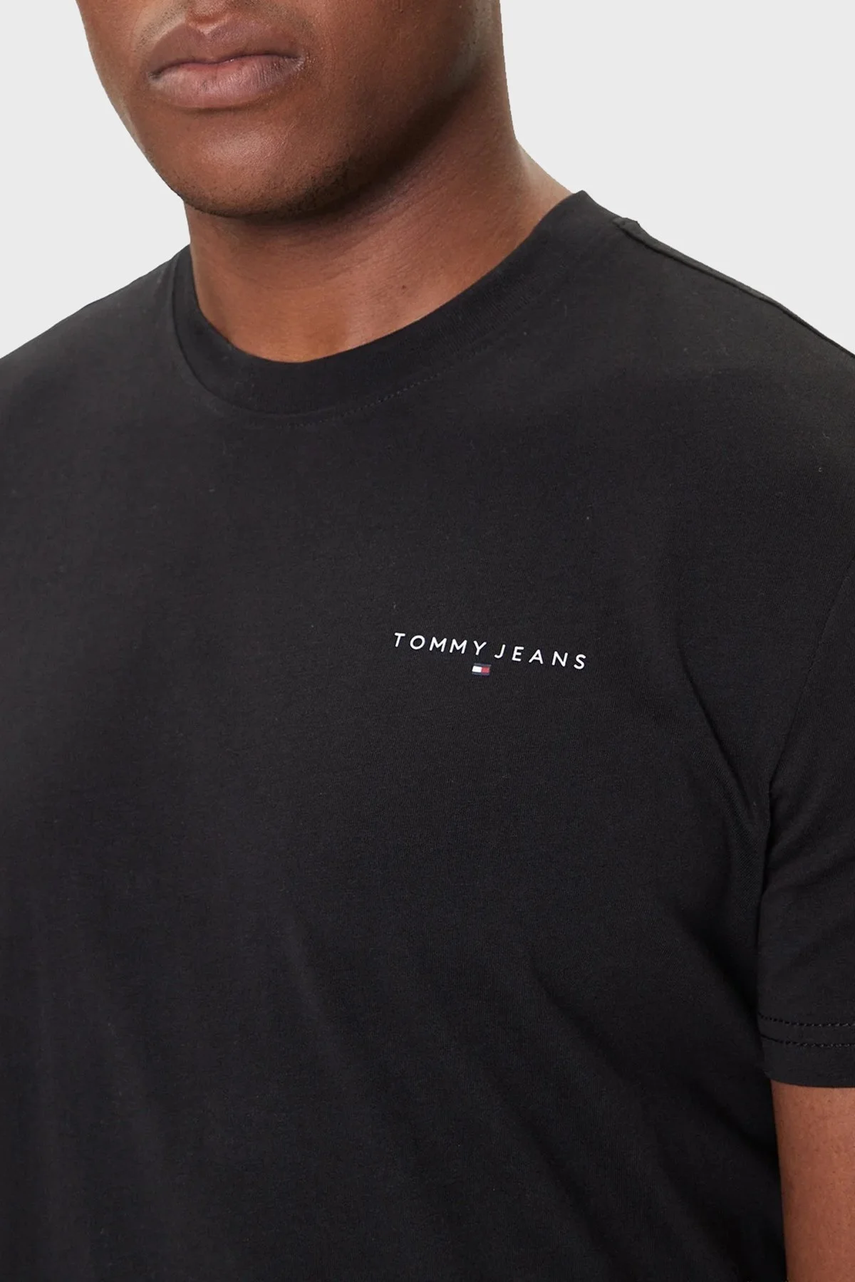 Tommy Jeans % 100 Pamuk Slim Fit Bisiklet Yaka Logolu Erkek T Shirt DM0DM21780 BDS SİYAH - 4