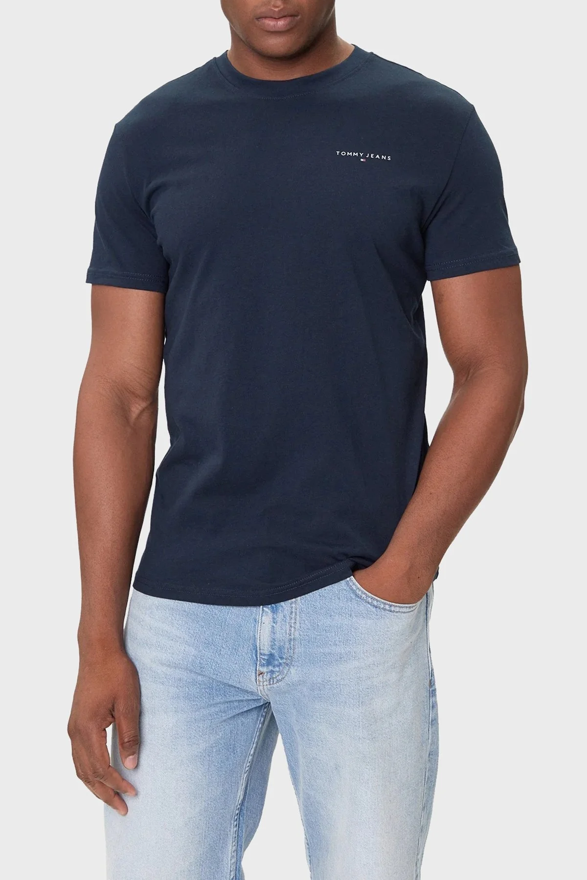 Tommy Jeans % 100 Pamuk Slim Fit Bisiklet Yaka Logolu Erkek T Shirt DM0DM21780 C1G LACİVERT - 1