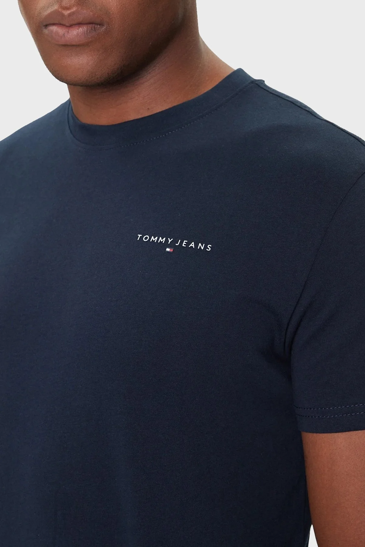 Tommy Jeans % 100 Pamuk Slim Fit Bisiklet Yaka Logolu Erkek T Shirt DM0DM21780 C1G LACİVERT - 4