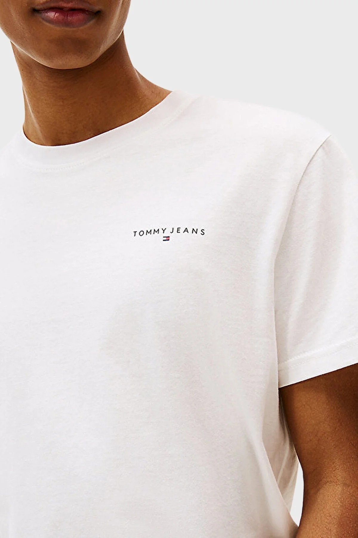 Tommy Jeans % 100 Pamuk Slim Fit Bisiklet Yaka Logolu Erkek T Shirt DM0DM21780 YBL BEYAZ - 4