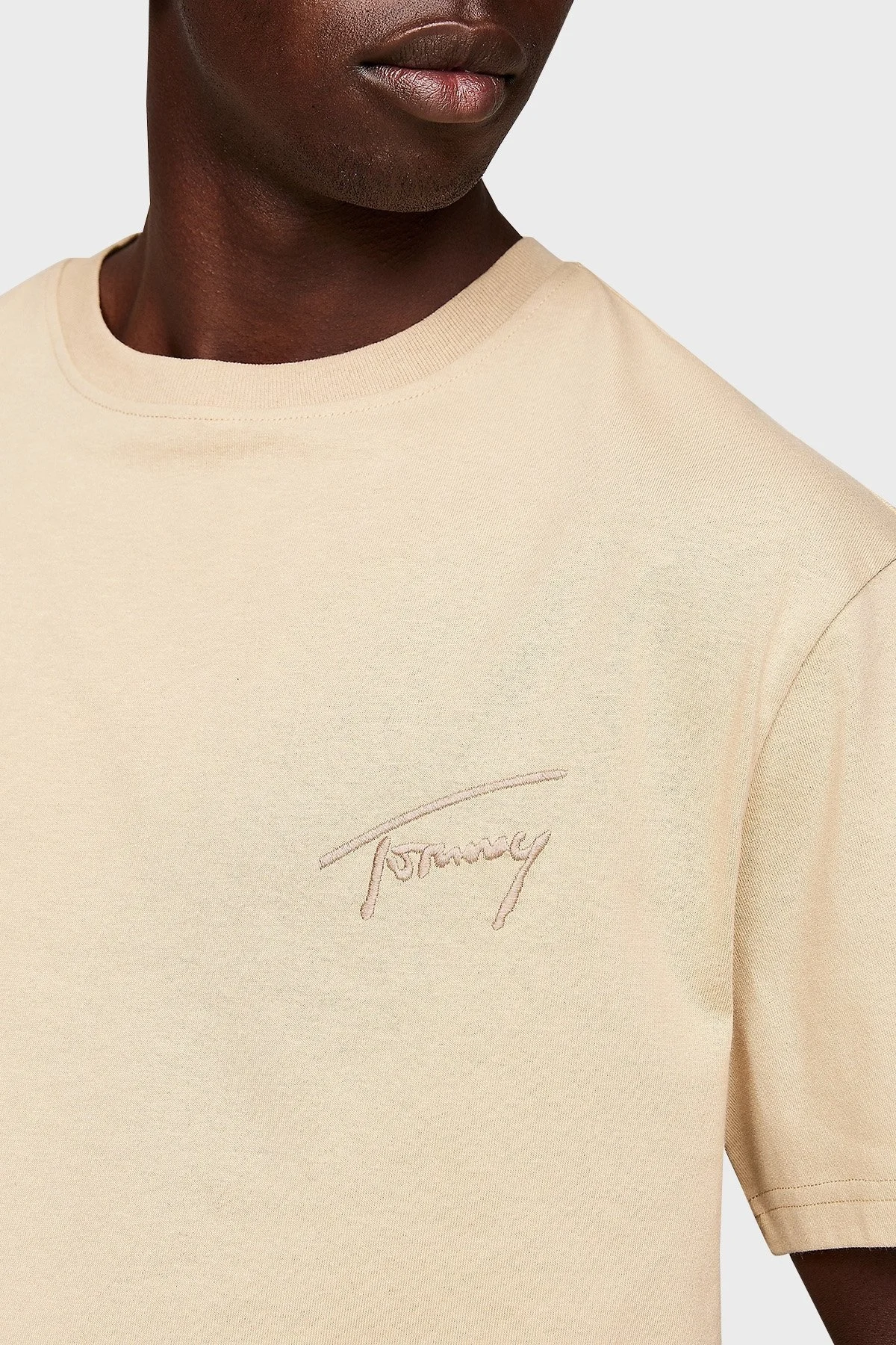 Tommy Jeans %100 Pamuklu Bisiklet Yaka Erkek T Shirt DM0DM17994 AB9 BEJ - 4