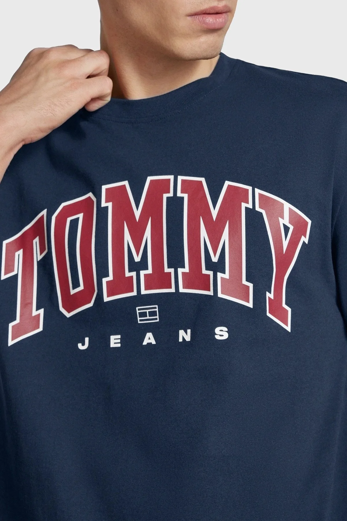 Tommy Jeans % 100 Pamuklu Bisiklet Yaka Erkek T Shirt DM0DM18537 C1G LACİVERT - 4